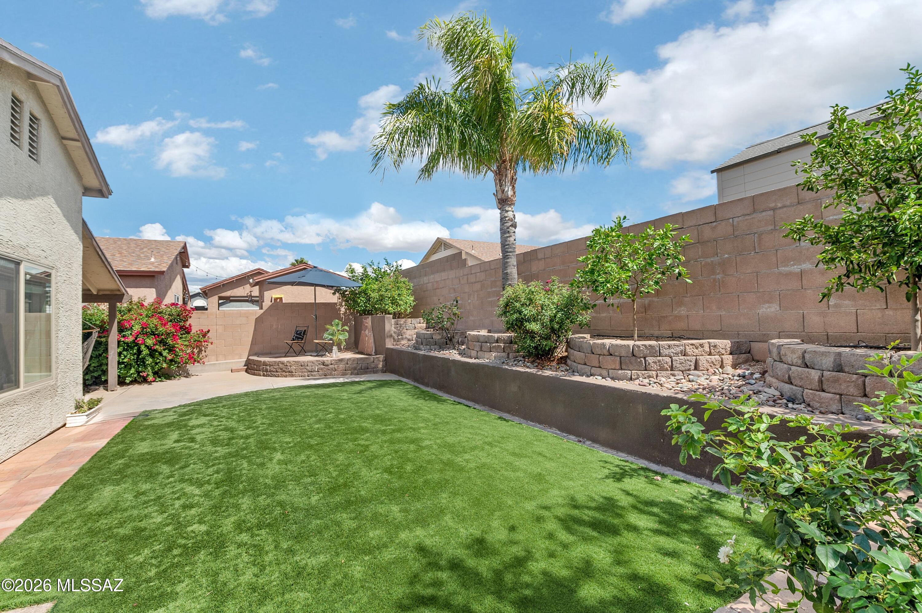8806 E Chimney Spring