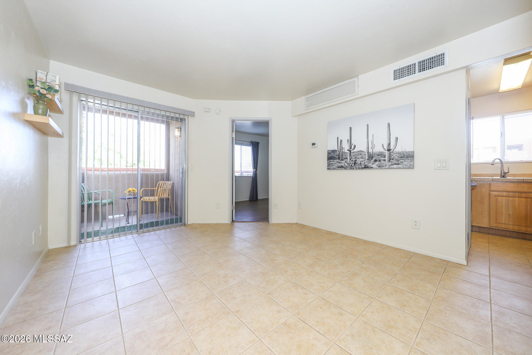 1810 E Blacklidge Drive 811