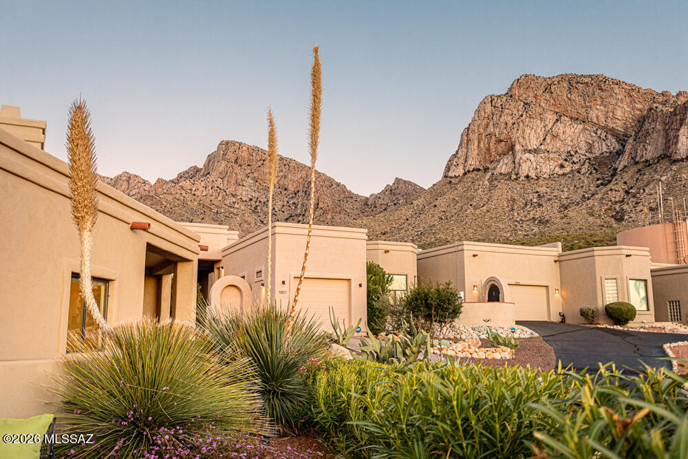 9809 N Ridge Shadow Place