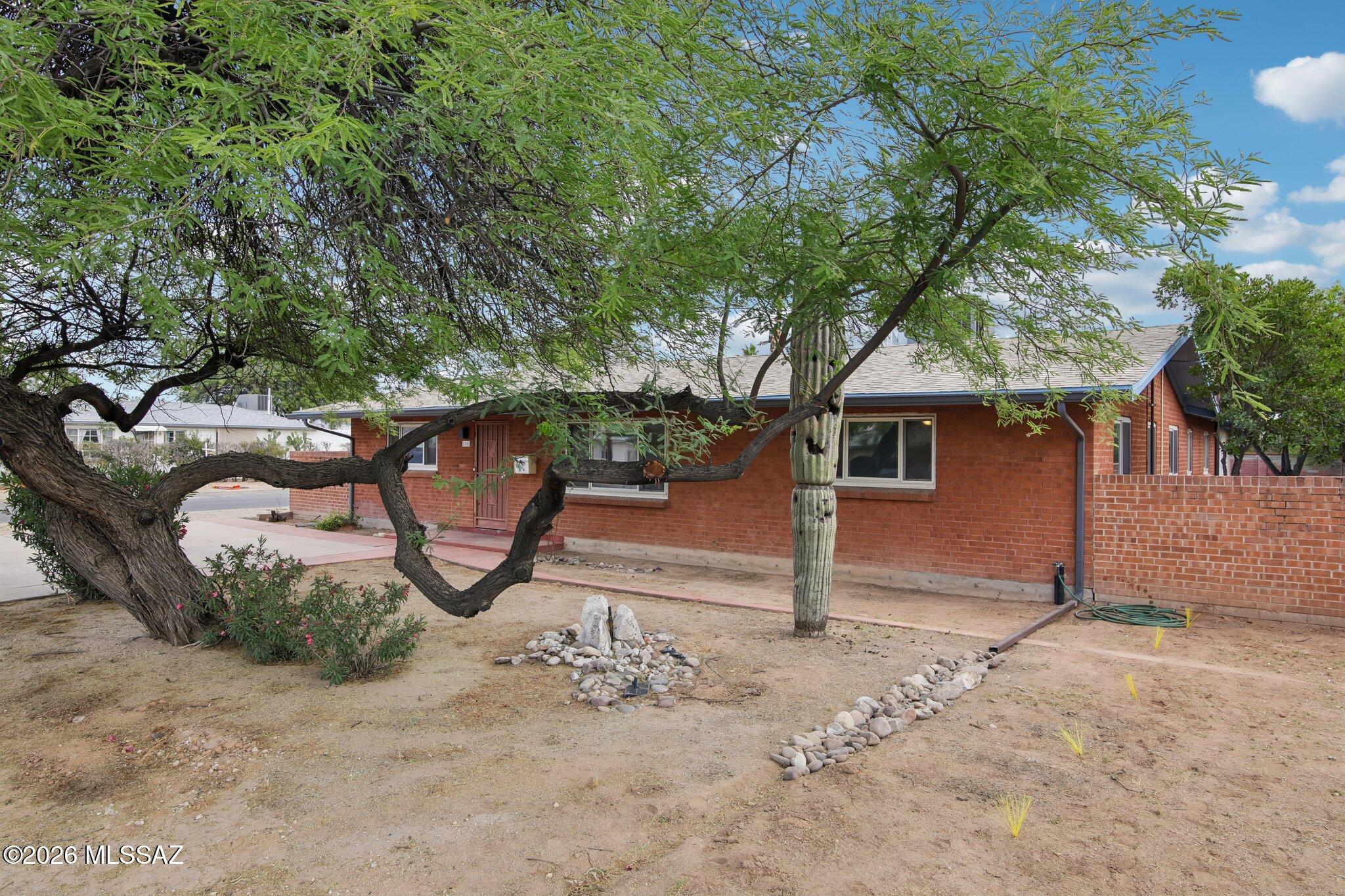 2558 E Glenn Street