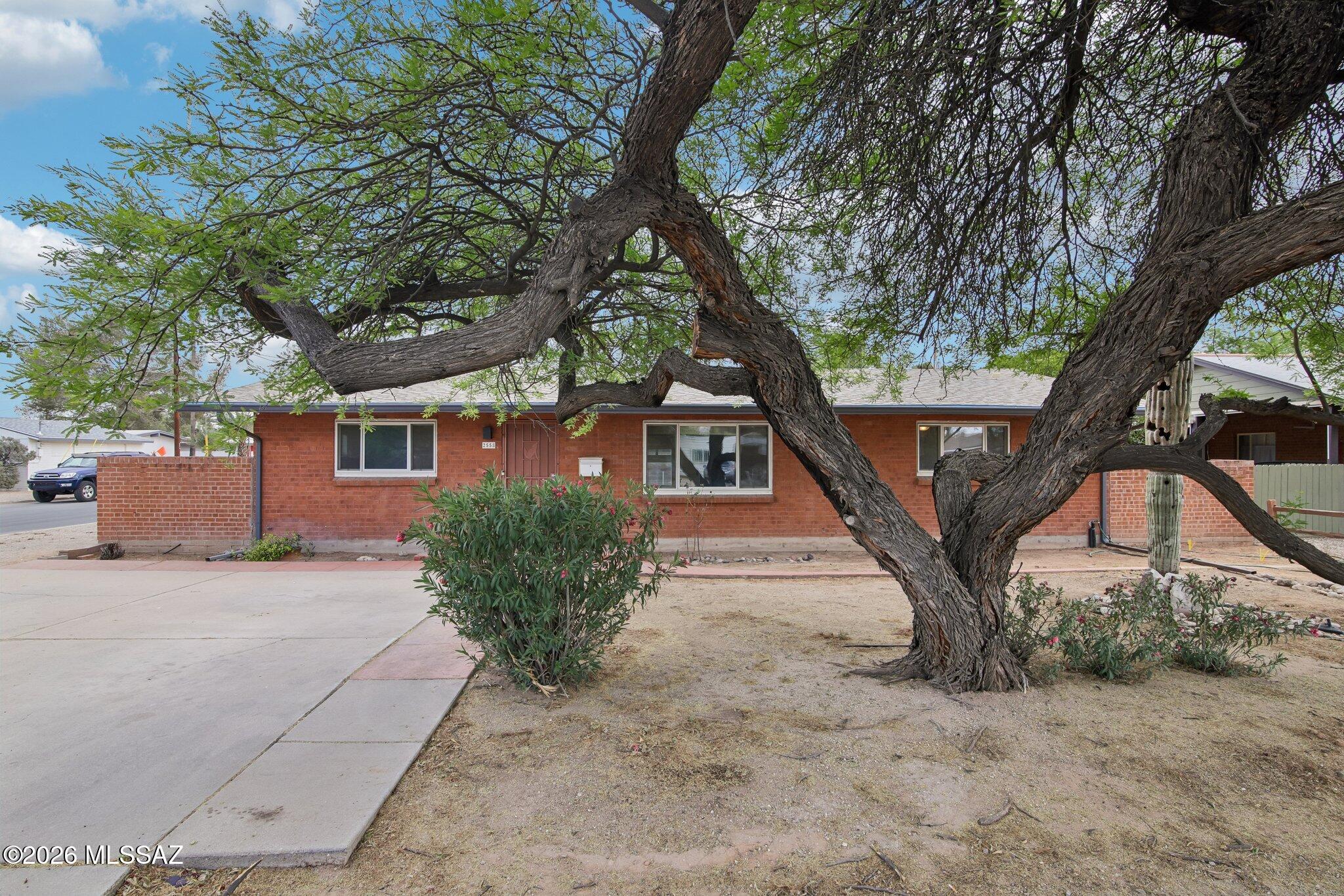 2558 E Glenn Street