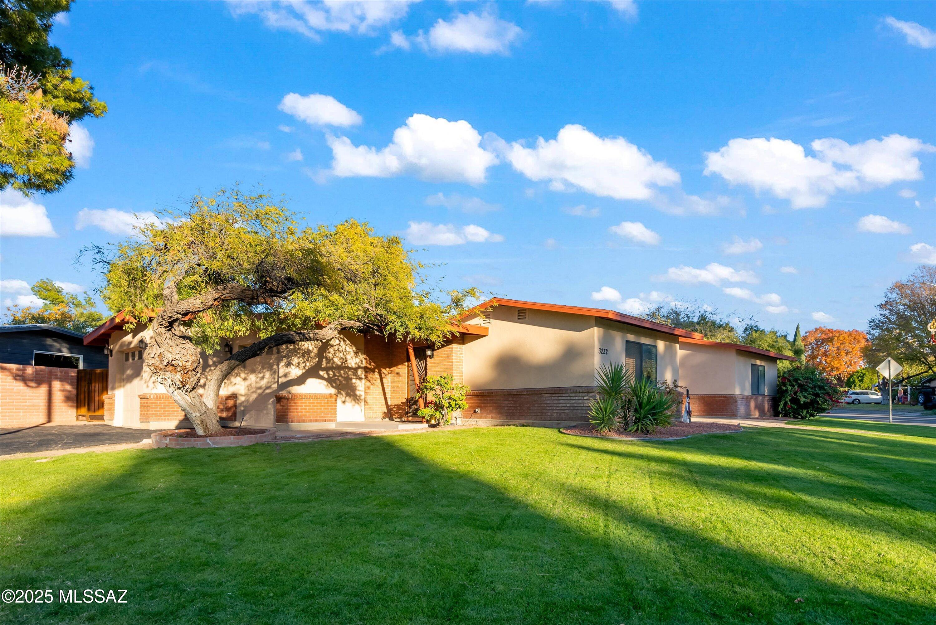 3232 N Christmas Avenue