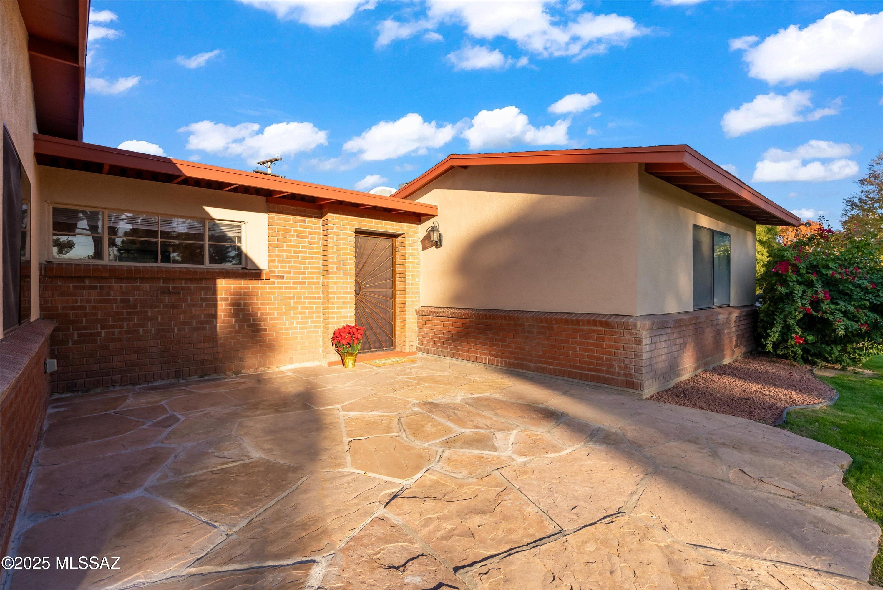 3232 N Christmas Avenue