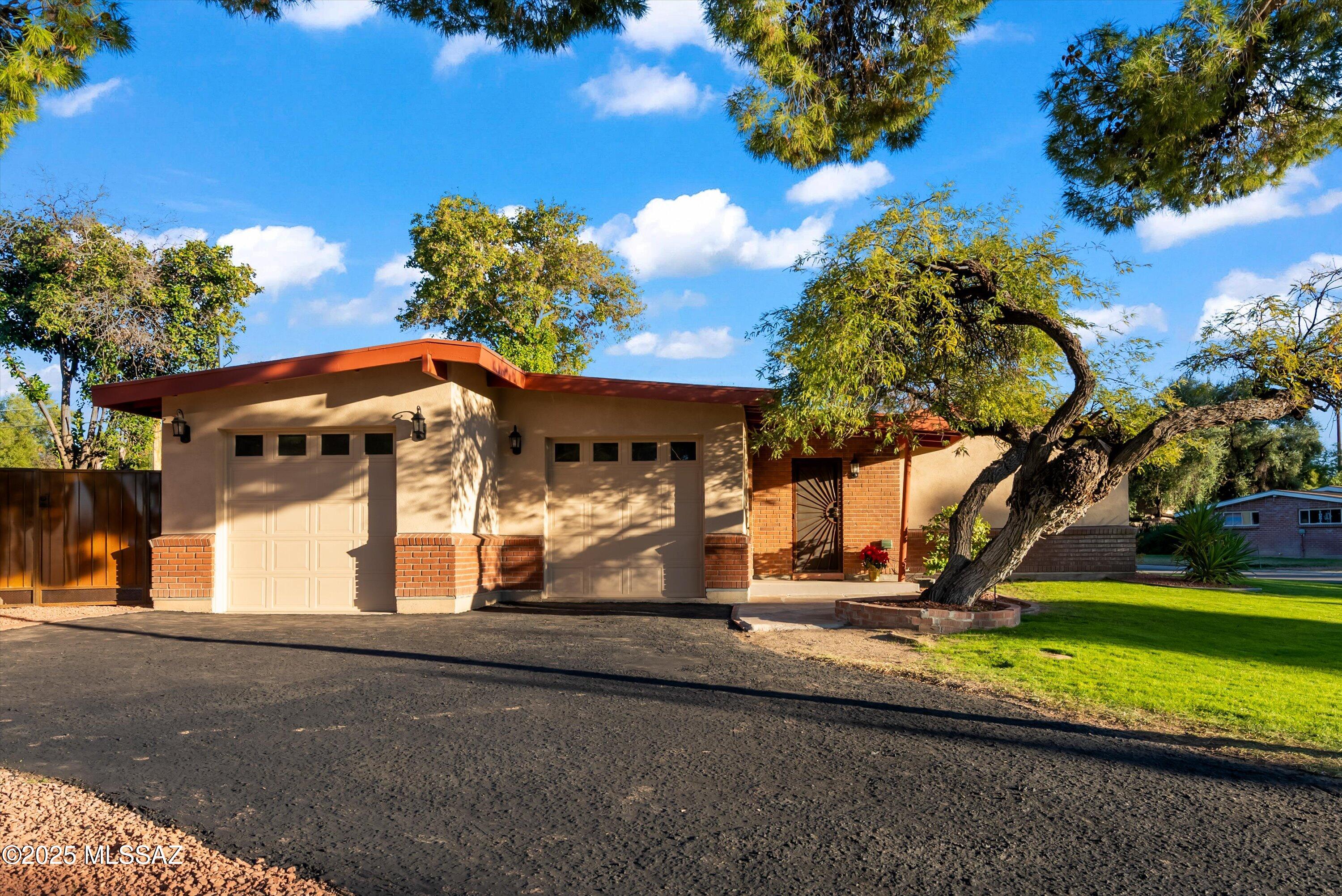 3232 N Christmas Avenue