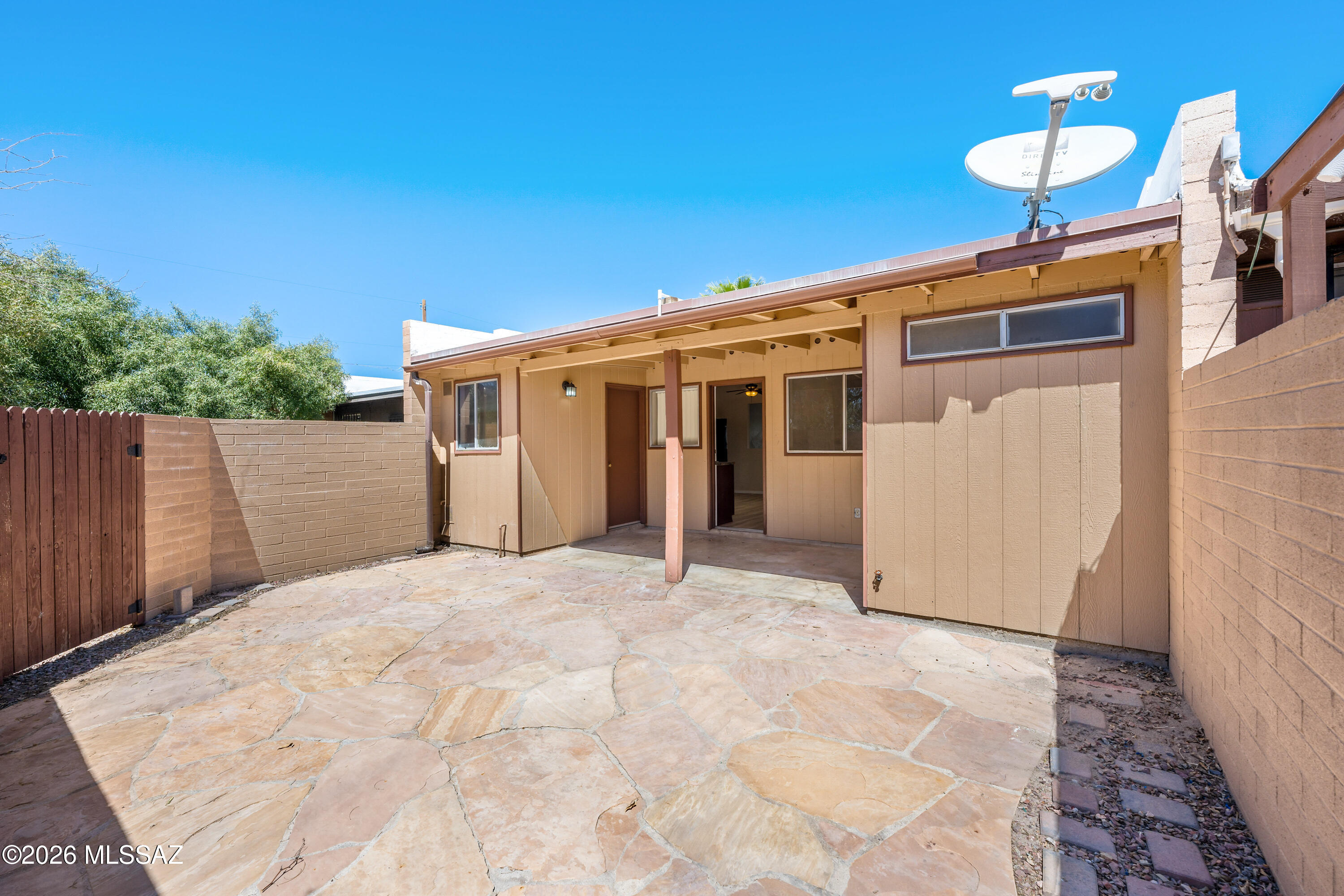 Ft. Lowell Gardens Twnhss. (1-18) - Residential Lease