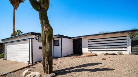Photo of 6832 N Autumn Place, Tucson, AZ 85741 (MLS # 22625183)