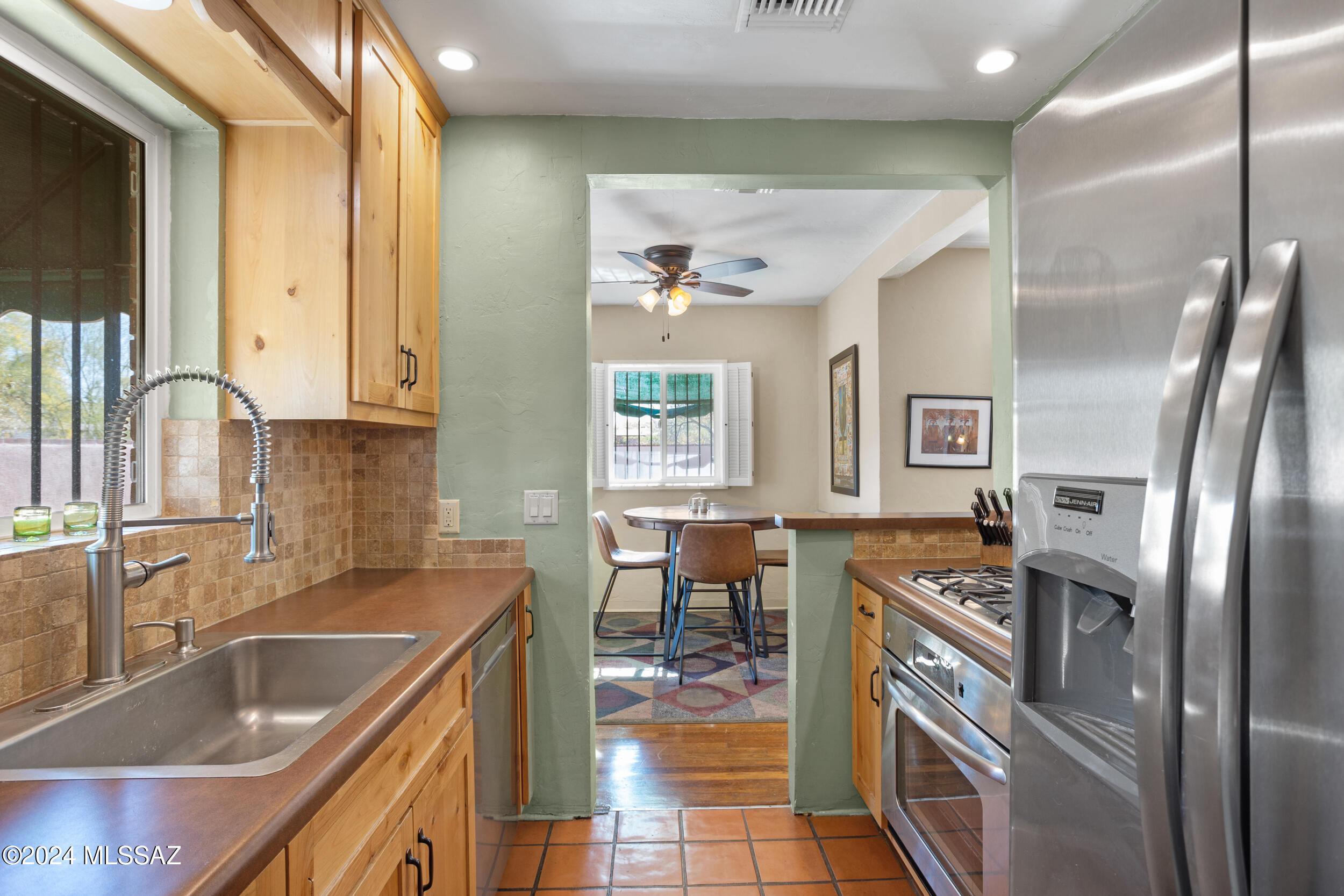 2821 E Waverly Street