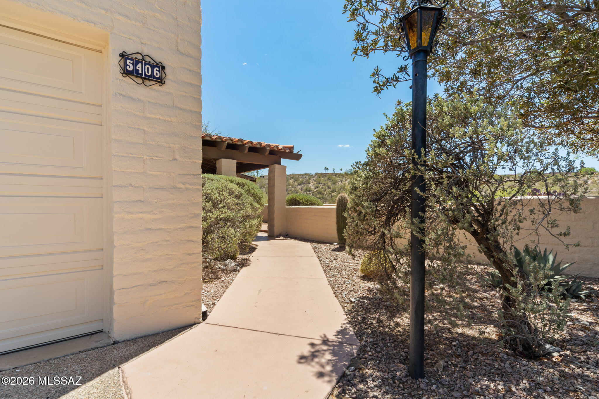 5406 N Camino De Las Brisas