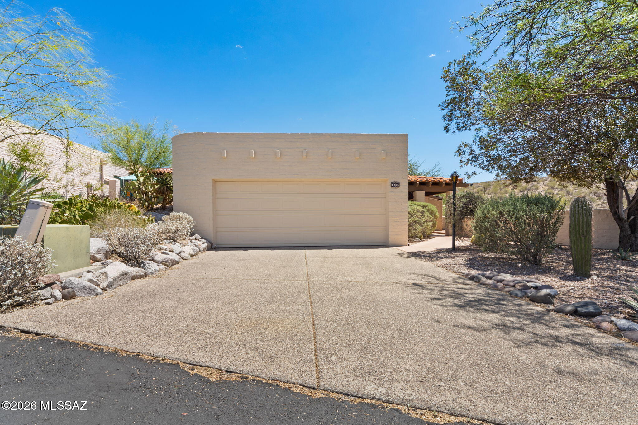 5406 N Camino De Las Brisas
