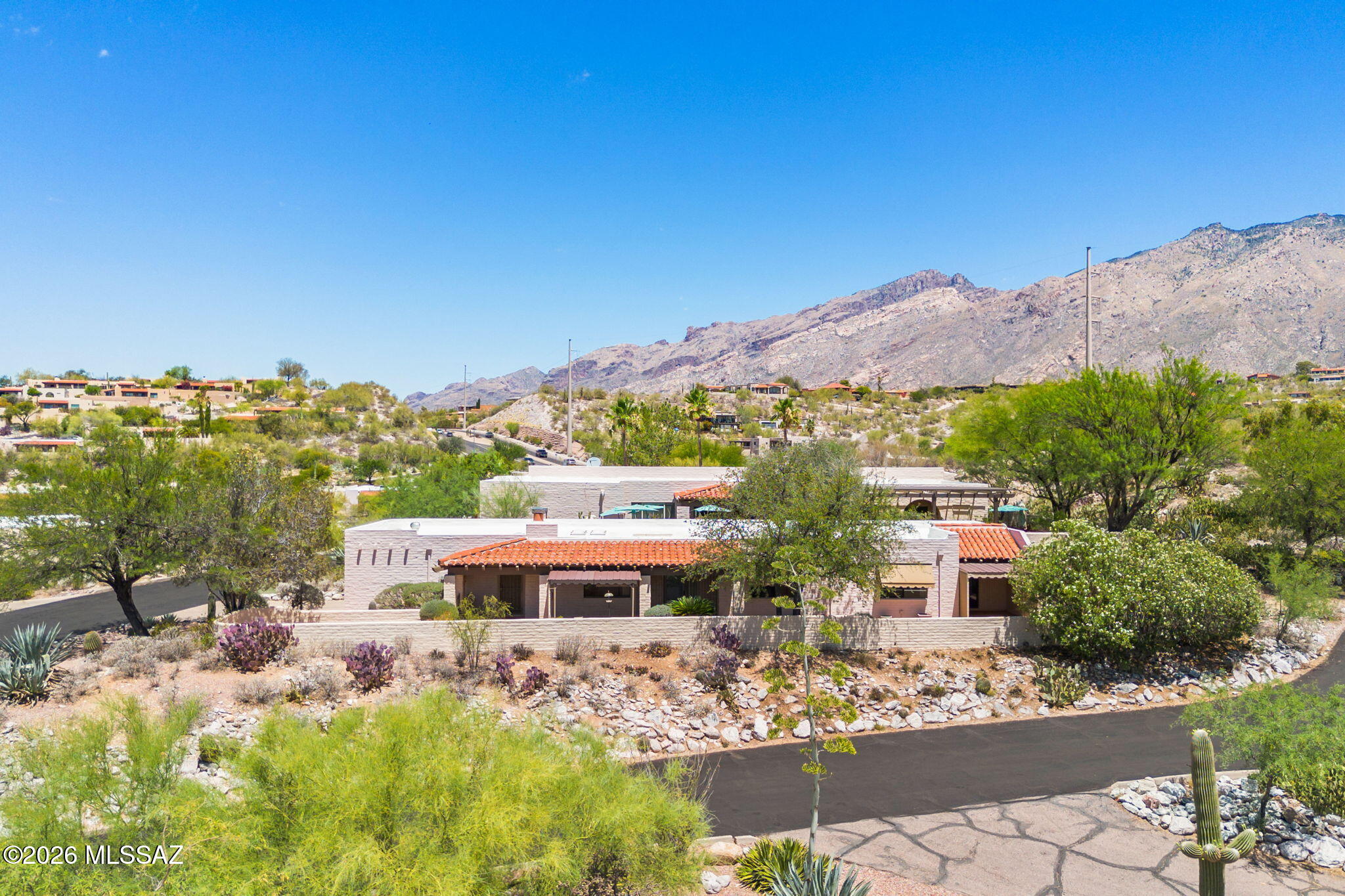 5406 N Camino De Las Brisas