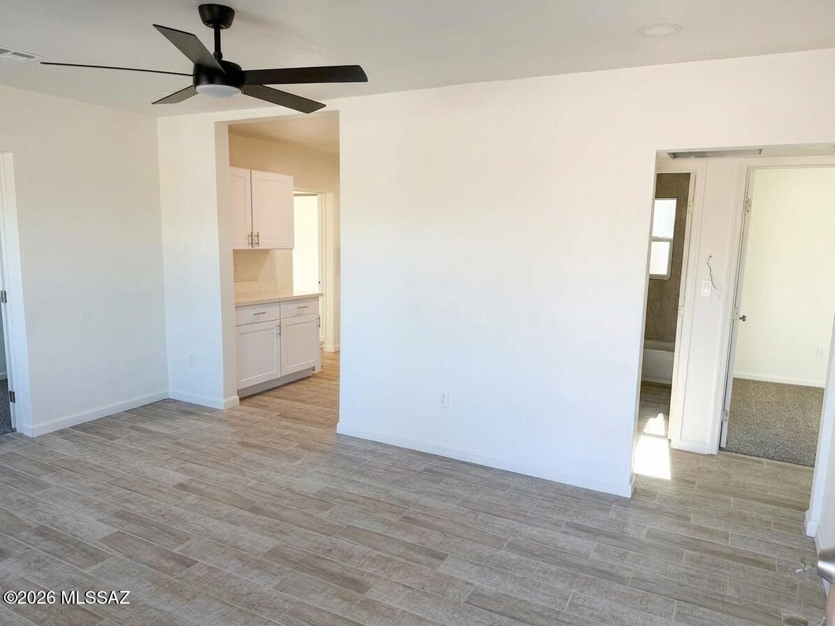 2151 S Howard Stravenue