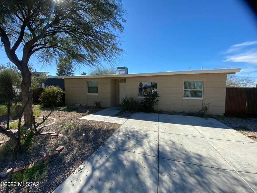 Welcome to Magnolia Ave. This property features 3 bedrooms, 2 full bathrooms, Concrete flooring throughout the entire home and was recently updated. Backyard has ample space to let your imagination run wild 
This property is in process with the bank for short sale approval. Please reach out to Co-listing agent for details Jon Haas 520-416-6939