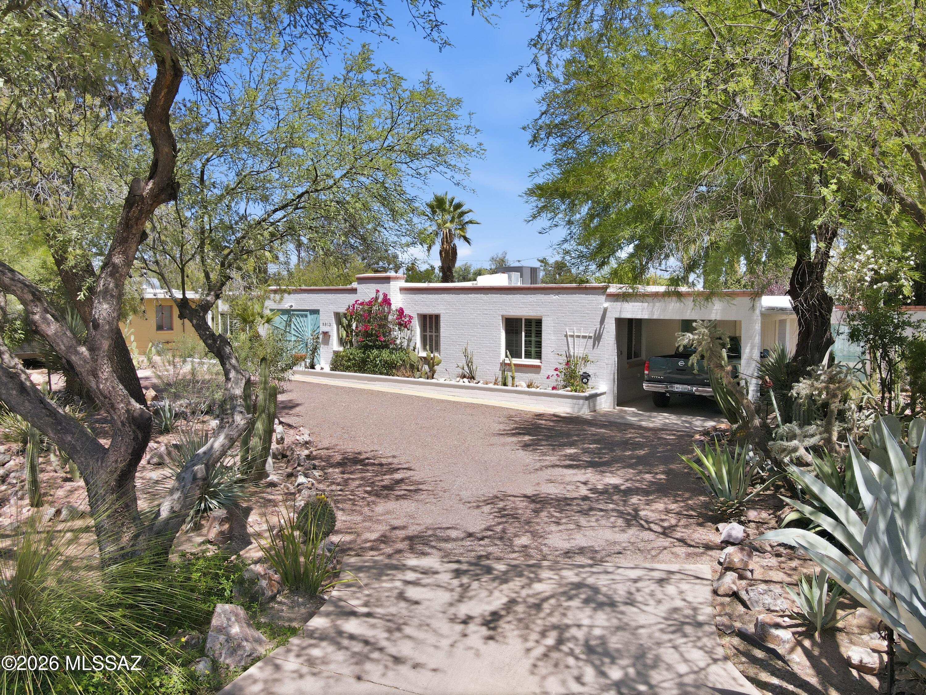 3813 E Calle De Soto