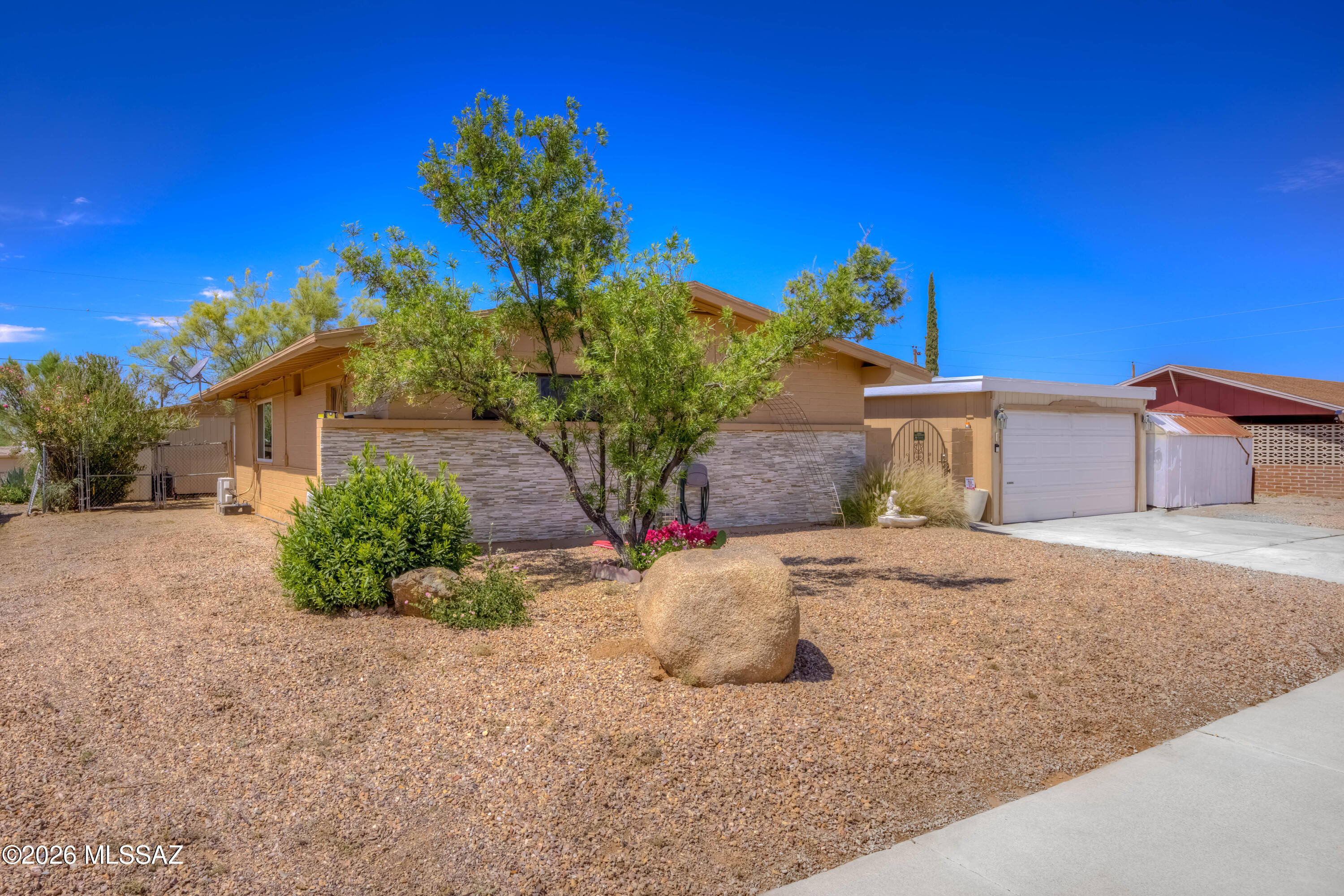 406 S Holcomb Circle