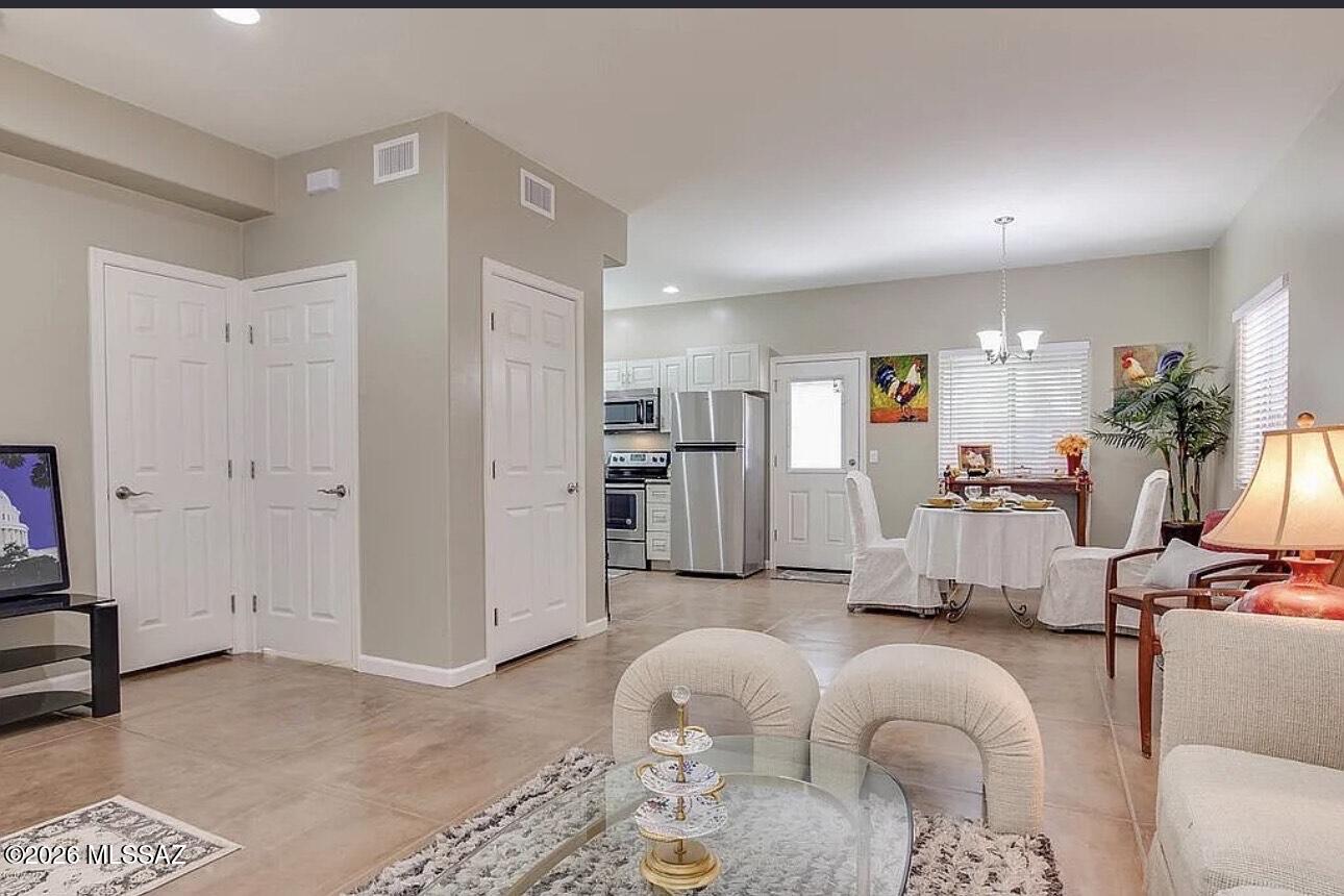 3623 E Bellevue Street