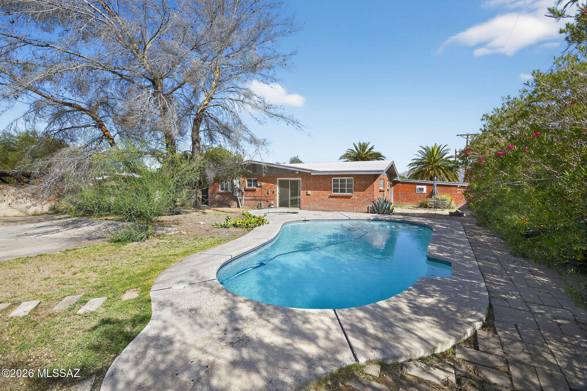 2272 E Blacklidge Drive