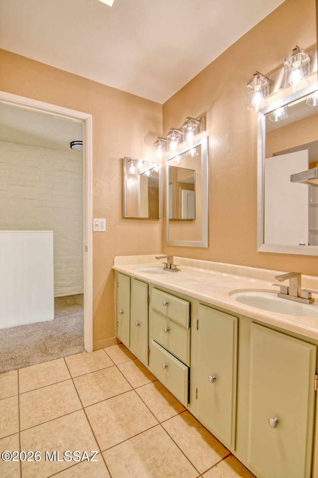 2875 N Tucson Boulevard 44