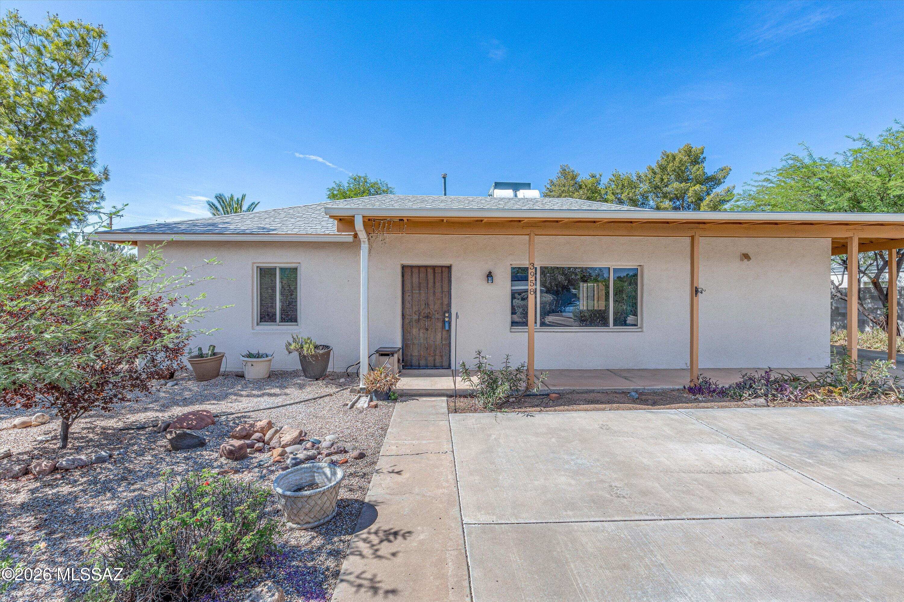 3958 E Louis Lane