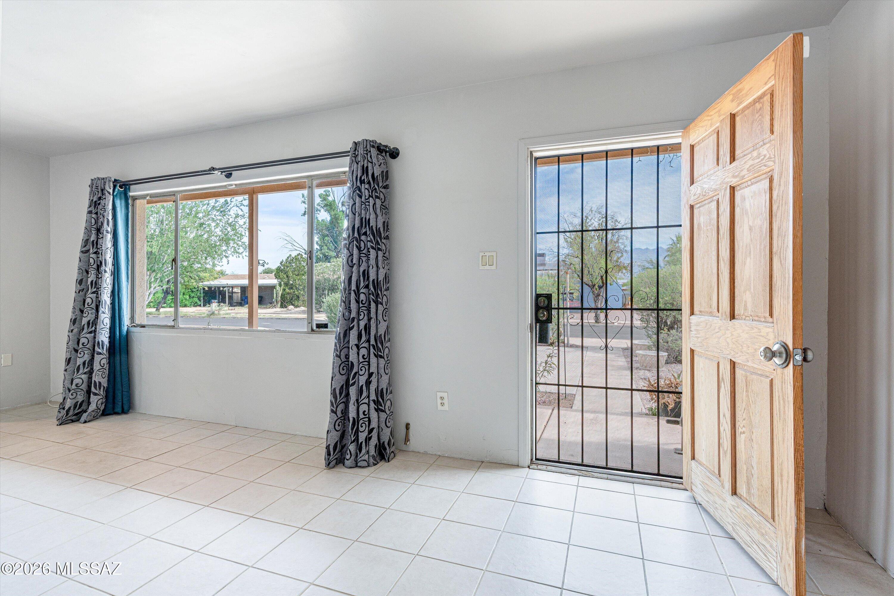 3958 E Louis Lane