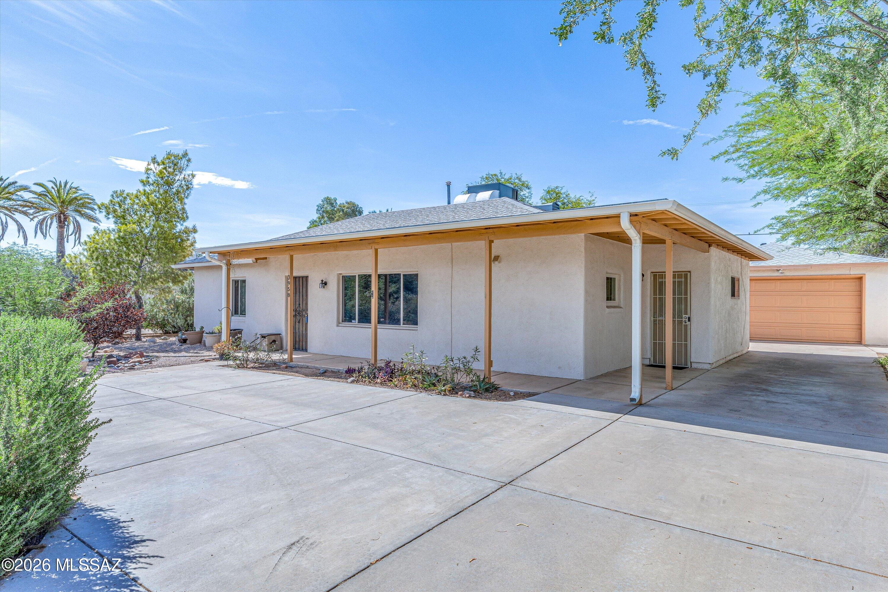 3958 E Louis Lane