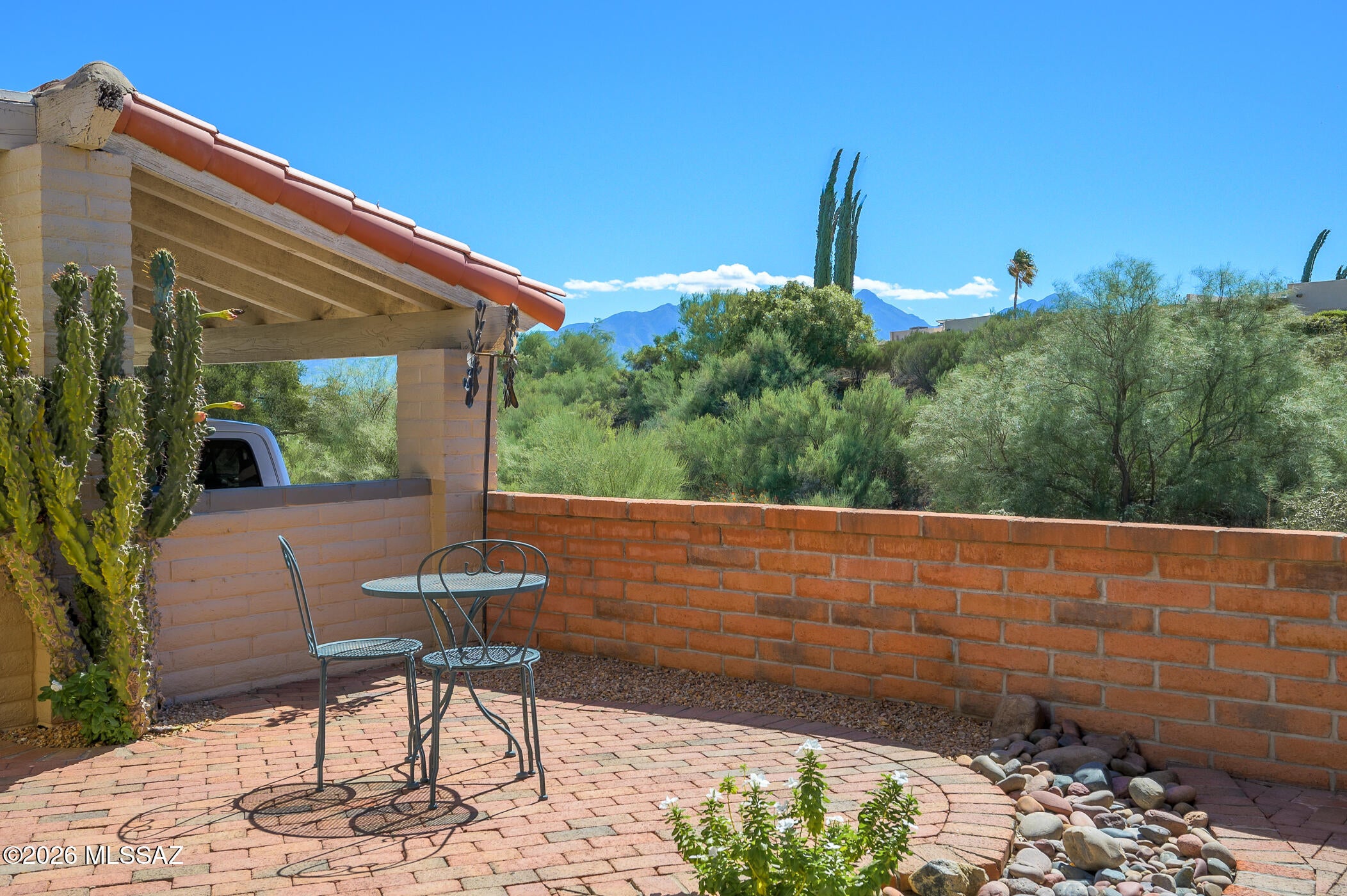 1382 W Camino Alicante