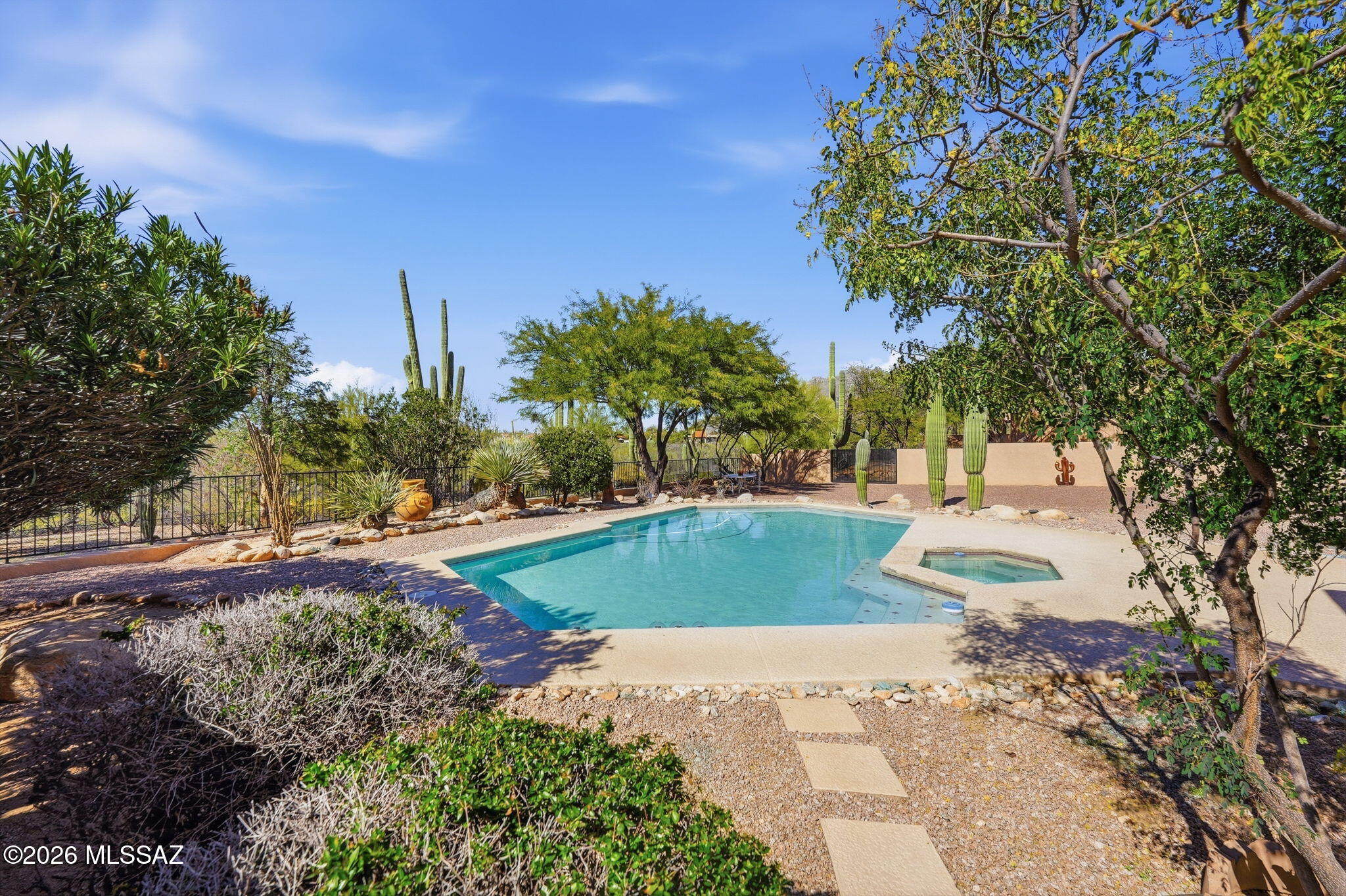 1041 E Calle Mariposa