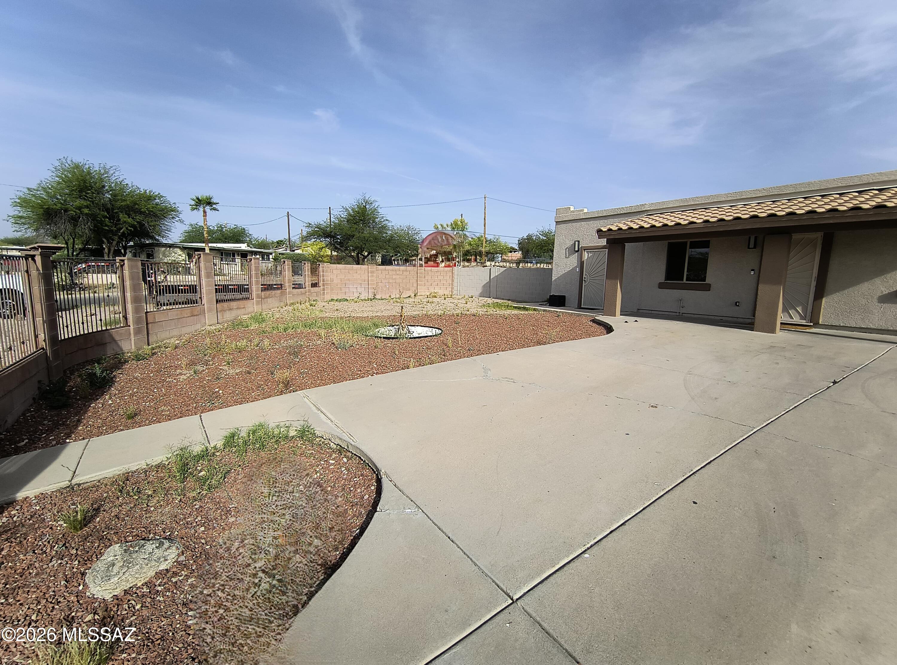 1838 W Calle Del Arroyito