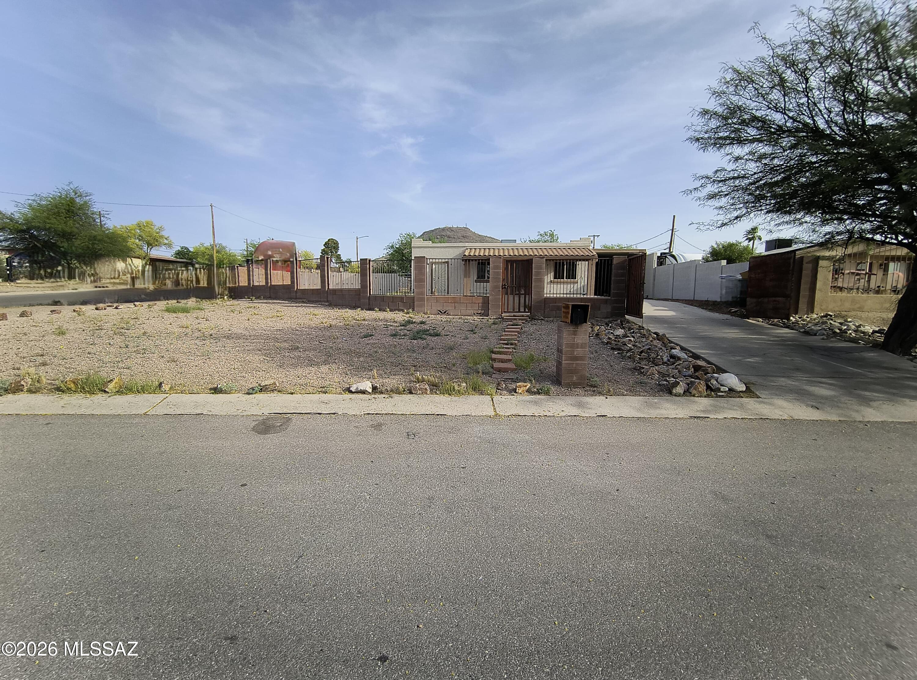 1838 W Calle Del Arroyito