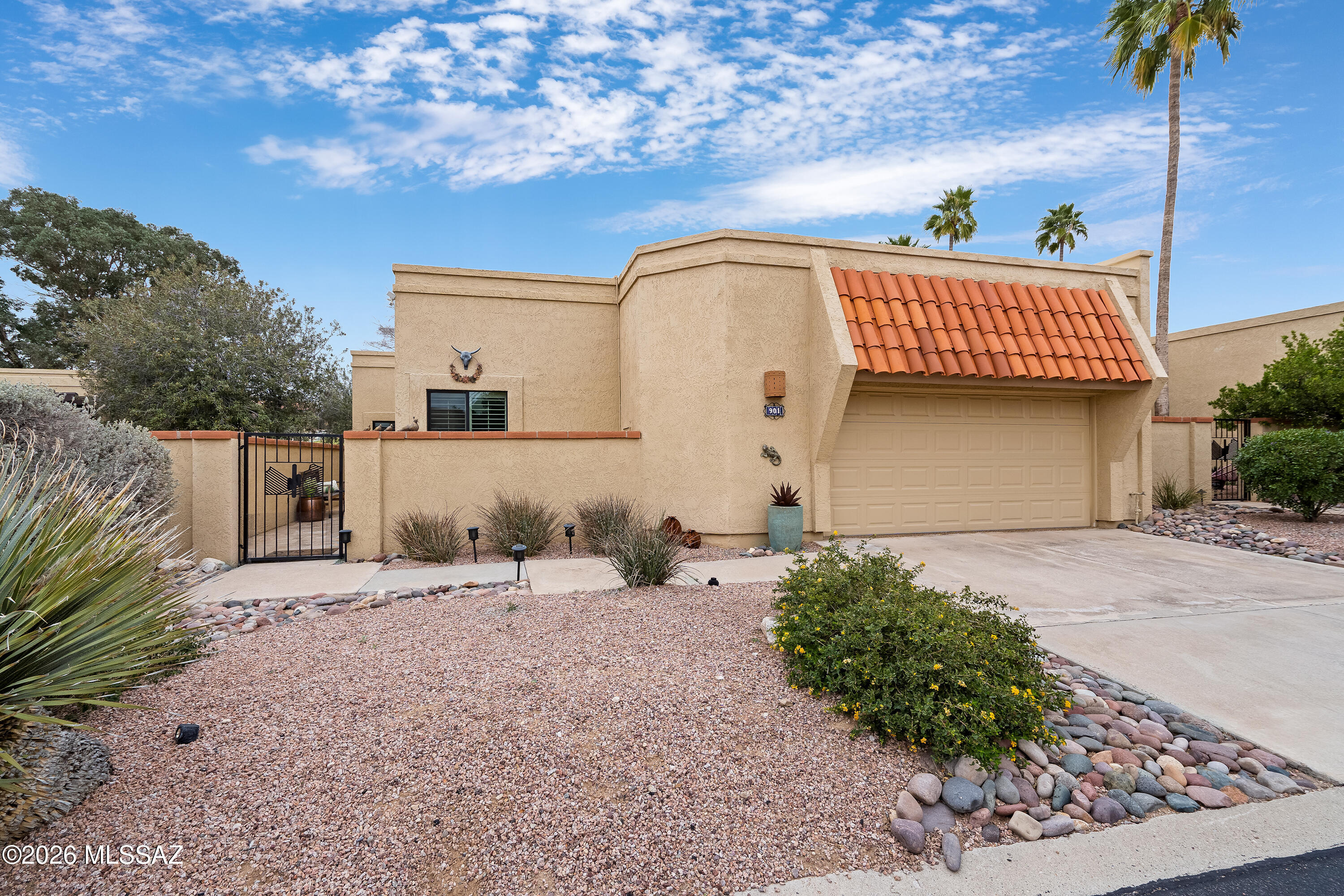 901 E Camino Corrida