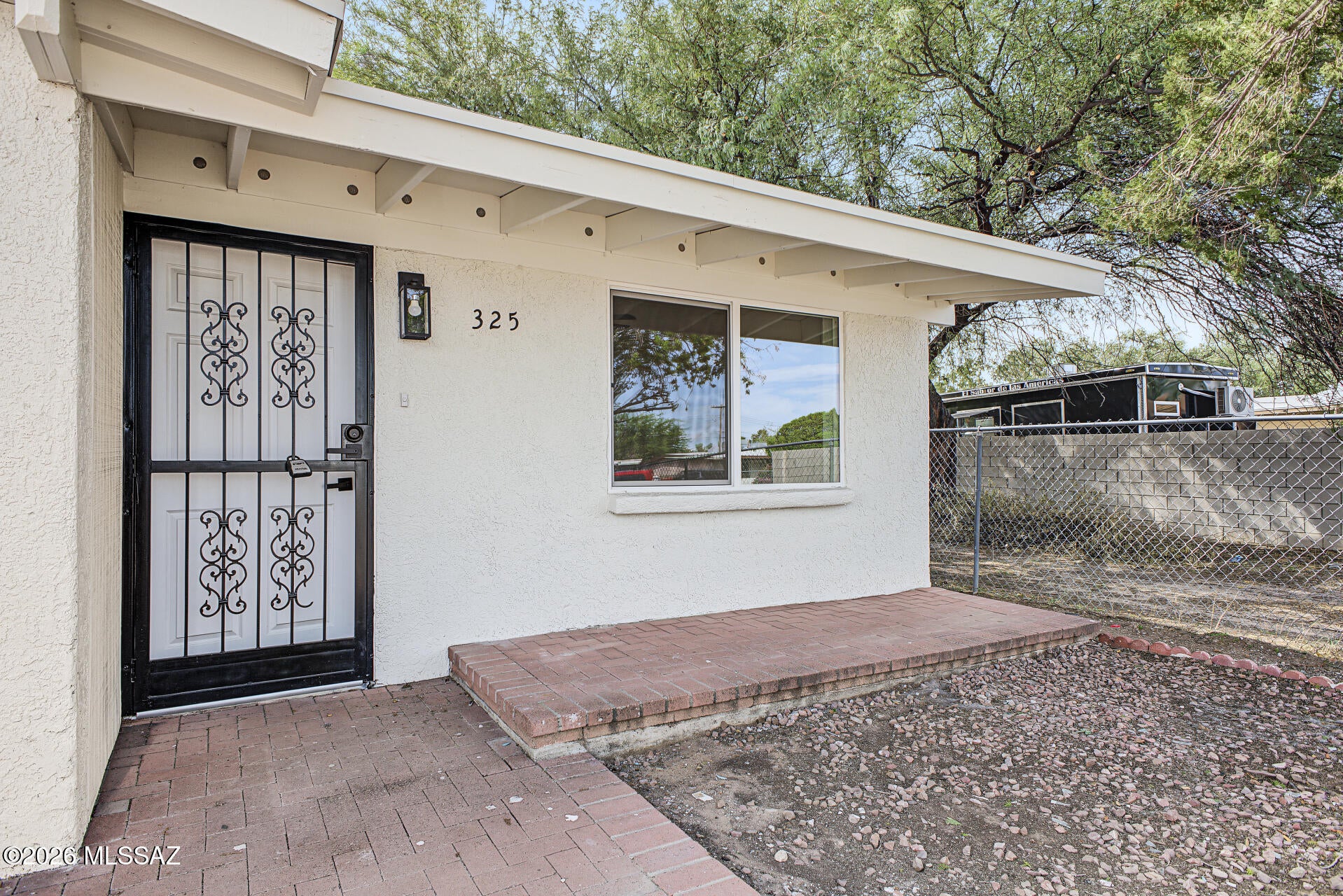 325 W Santa Paula Street