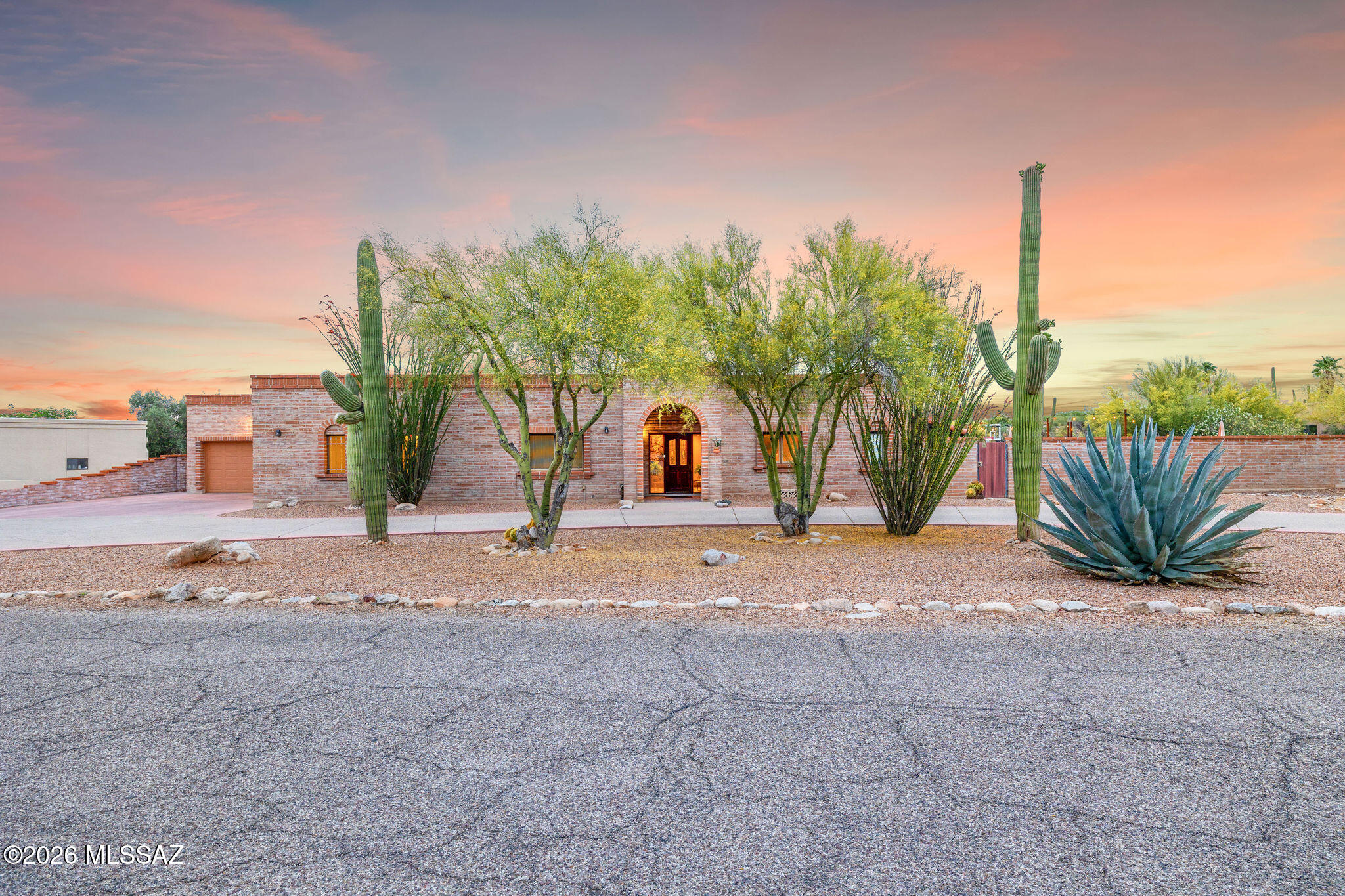 991 E Calle Mariposa