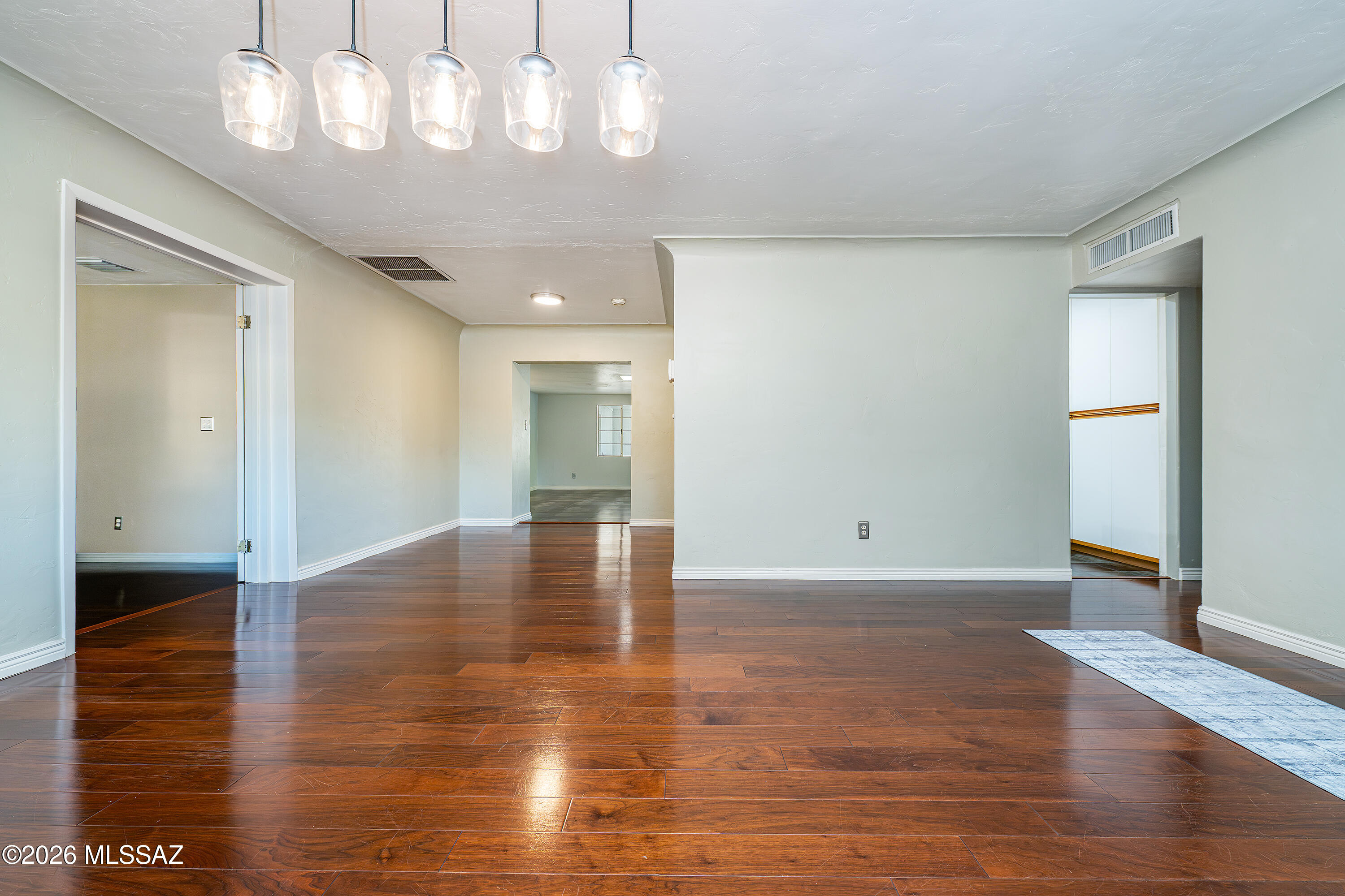 2827 E La Cienega Place