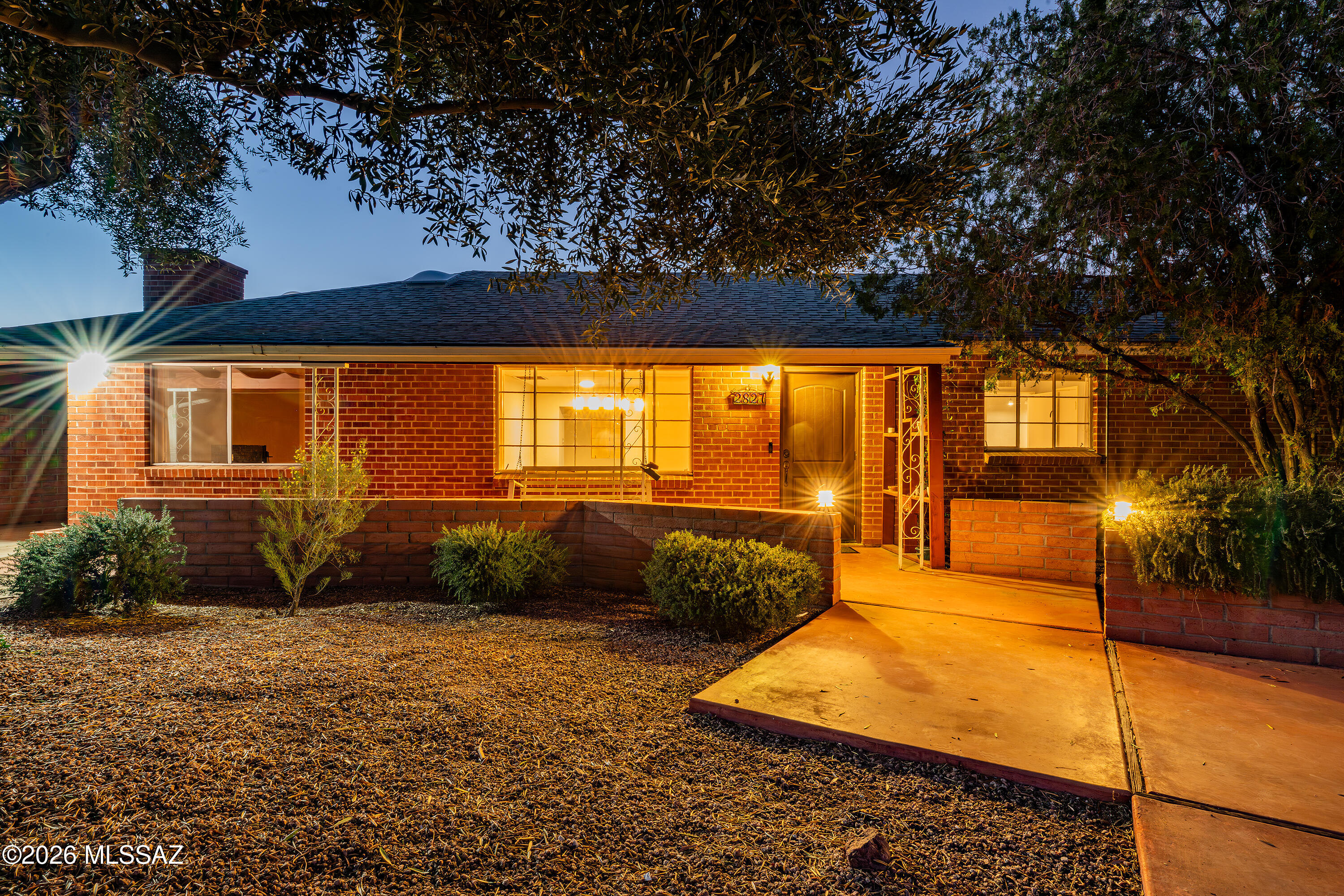 2827 E La Cienega Place