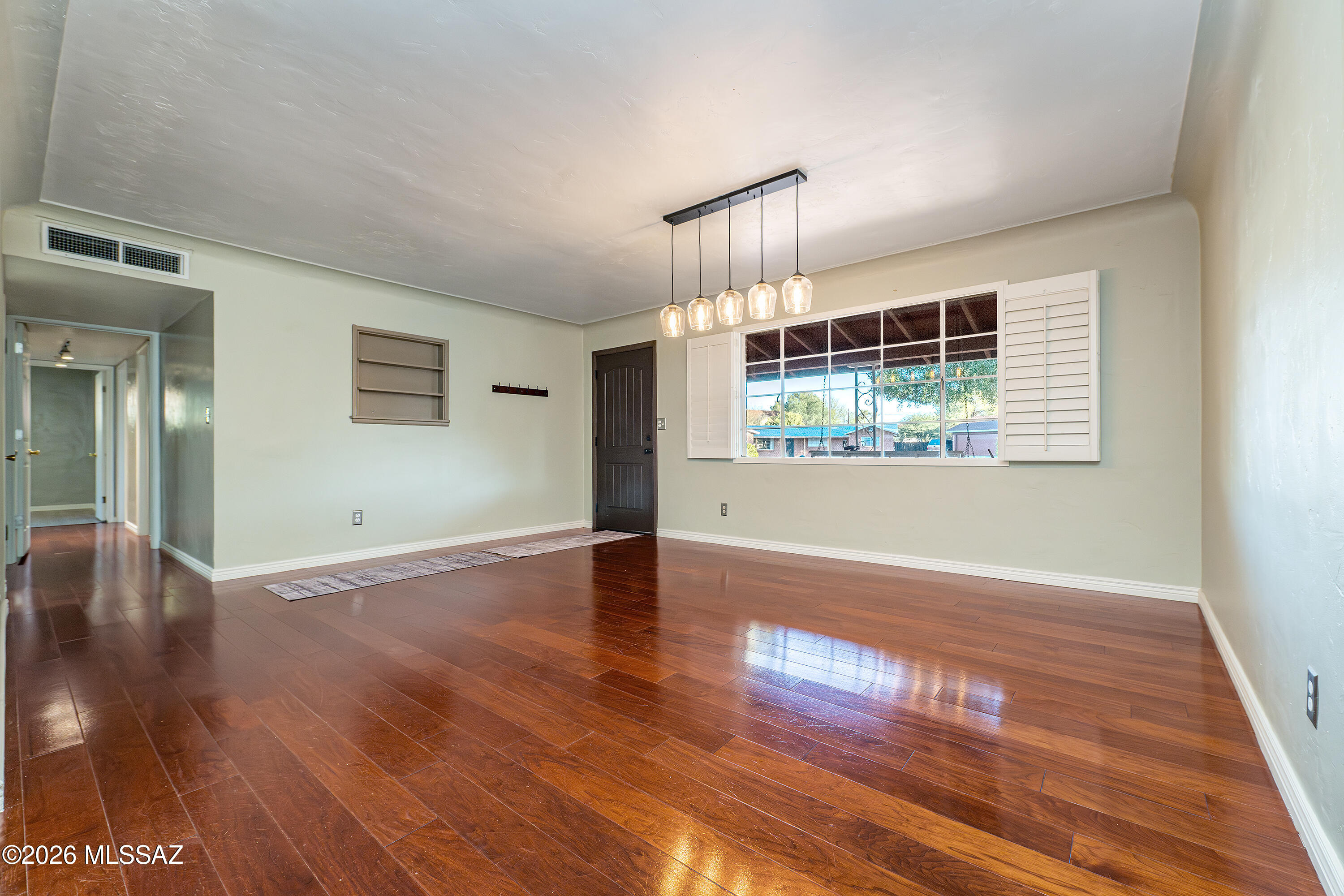 2827 E La Cienega Place