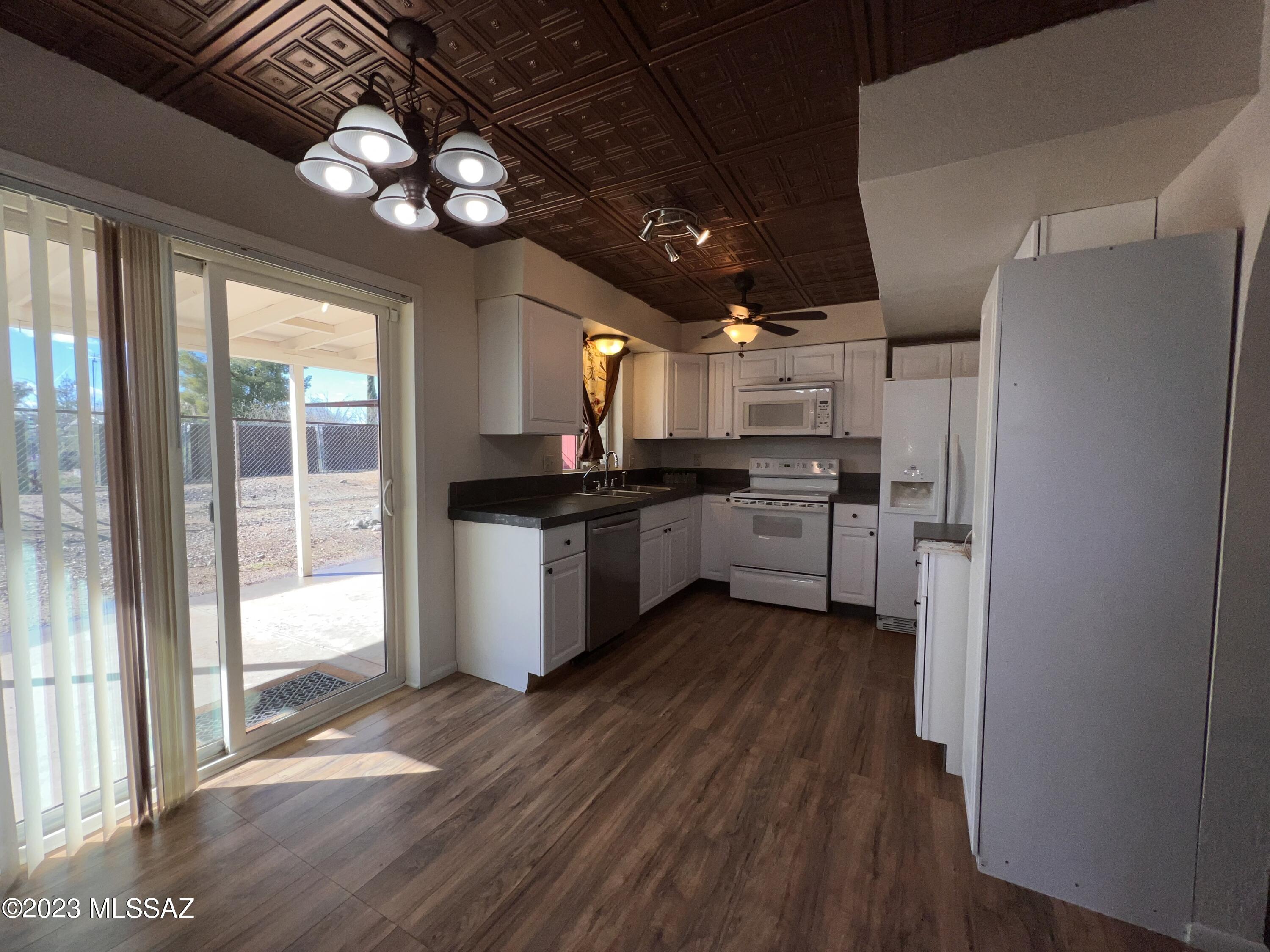 Twin Lakes (1-148) - Residential Lease