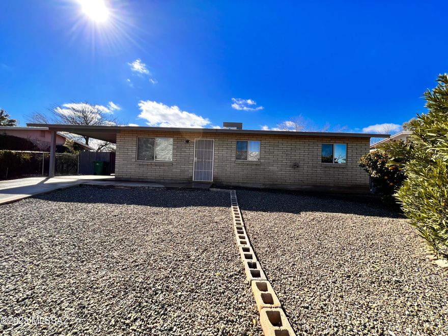 3bdr/2ba home in the Catalina area with beautiful mountain views! Spacious living room overlooks the Catalina Mountains, awesome backyard w/extended covered patio.
Gated and fenced front and back yard a must see.
Laundry room w/Washer and Dryer.