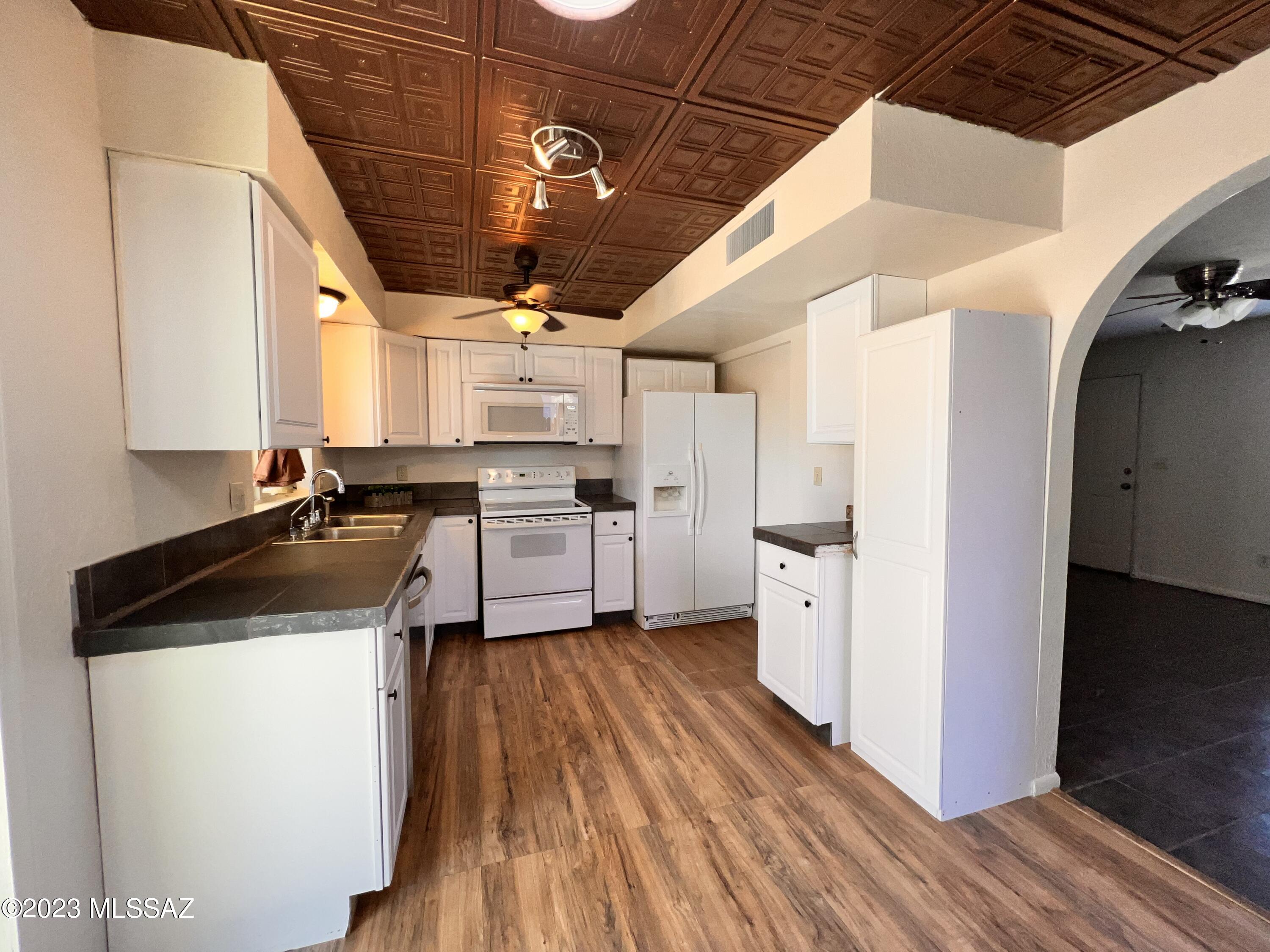 Twin Lakes (1-148) - Residential Lease