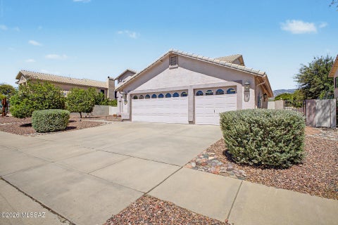 Photo of 12592 N Pioneer Way, Oro Valley, AZ 85755 (MLS # 22624158)