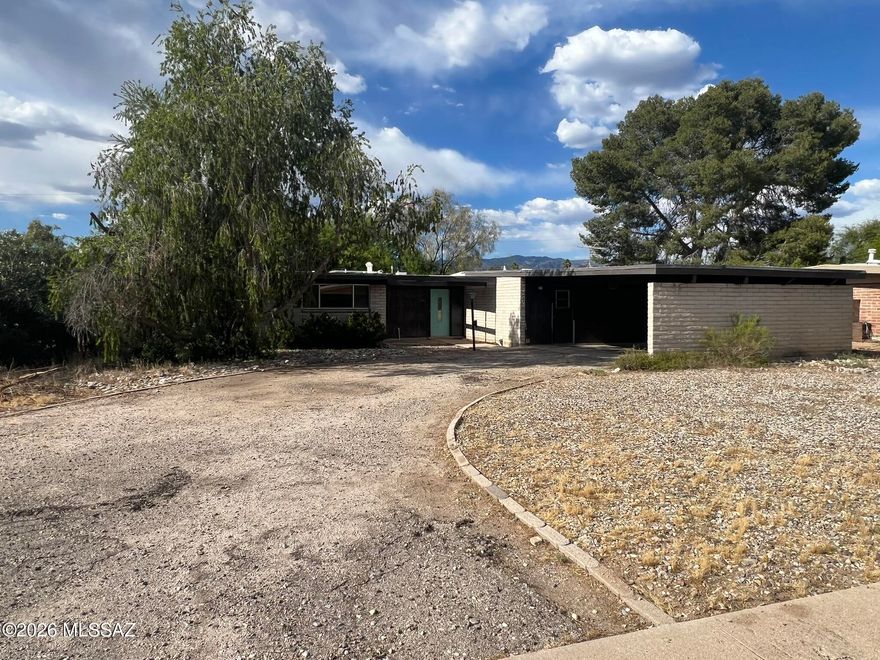 Investor special. Cash only. Submit highest and best cash offers by May 18, 2026 at 5:00 PM.
3-bedroom, 2-bath single-family home in Silver Shadows Estates with nearly 1,800 square feet and mountain views. Major fixer with significant deferred maintenance. Sold strictly as-is. Tons of potential for the right buyer.