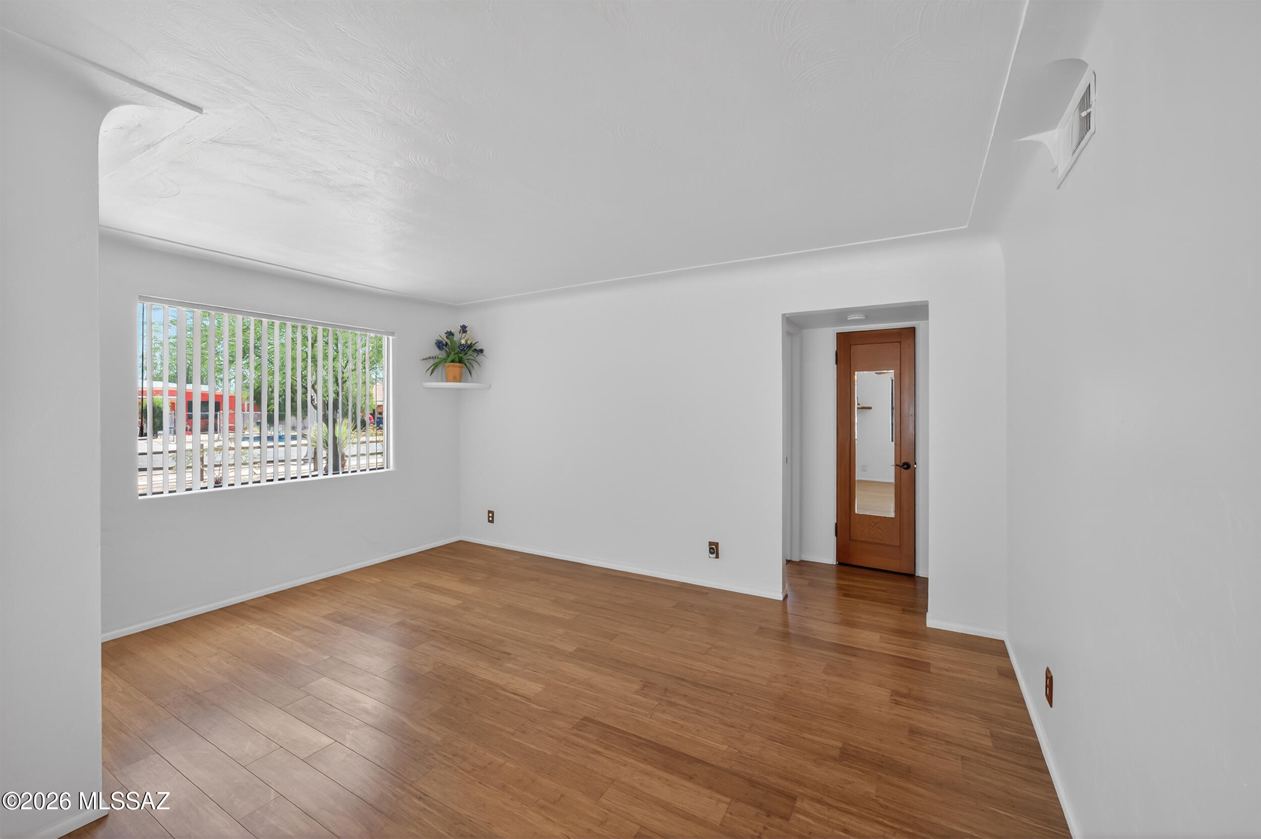2901 E 20th