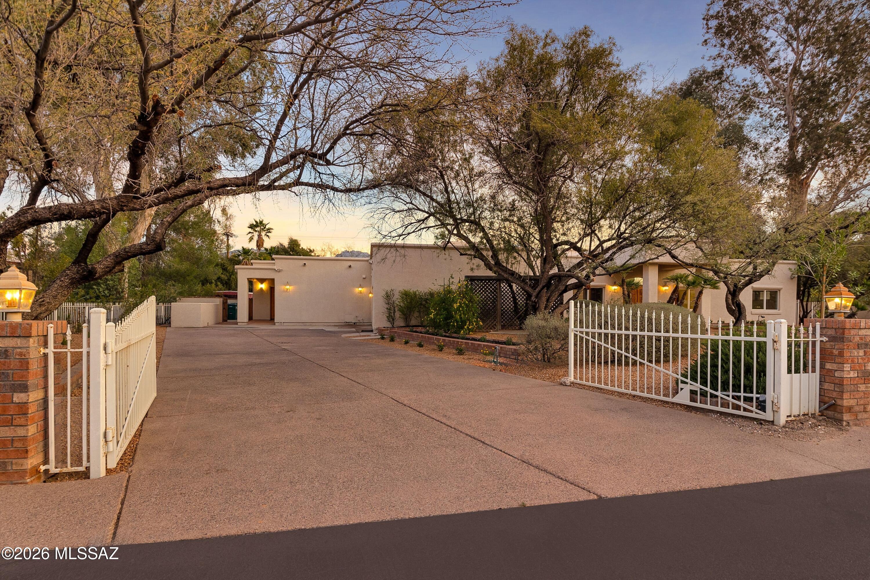 6141 E Calle Alta Vista