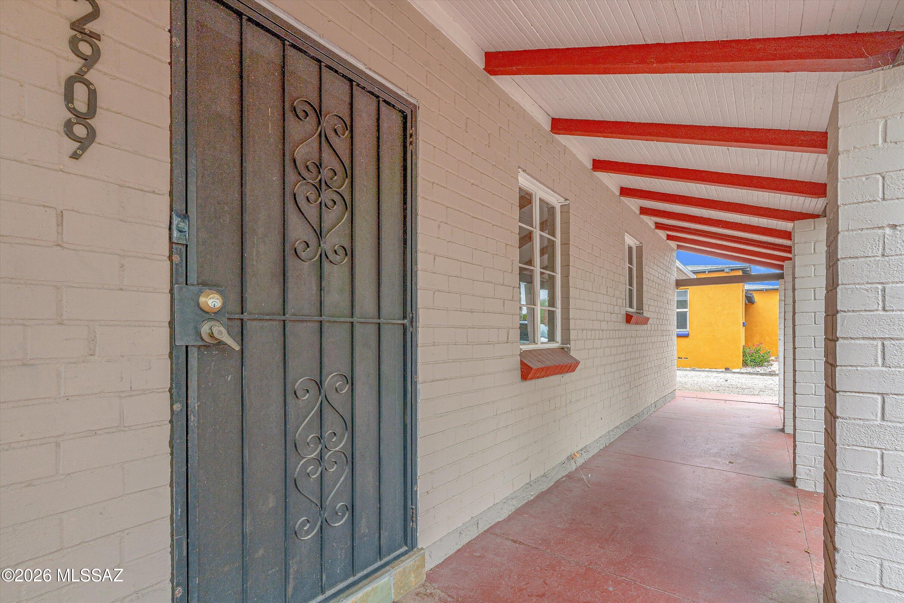 2909 E Lester Street