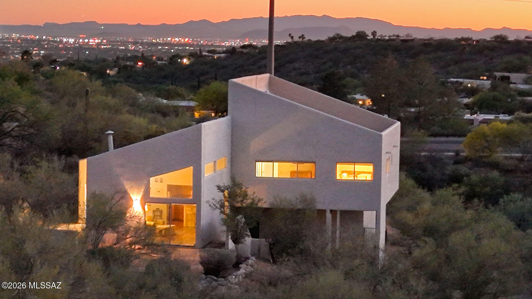 5521 N Paseo Ventoso