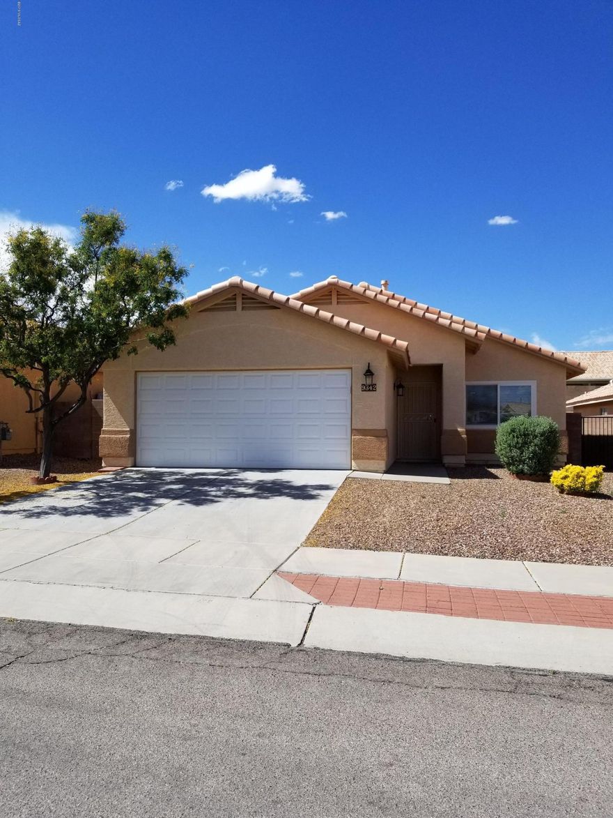 NO HOA.  This three-bedroom, two-bath home features:  gorgeous new black stainless steel appliances, eat-in kitchen area, breakfast bar, water softener and reverse osmosis, Anderson windows and upgraded carpet.

Pets upon approval.
