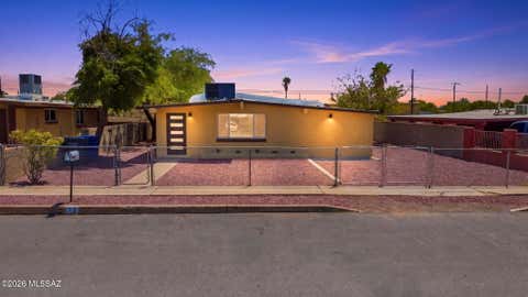 Photo of 10 E Corona Road, Tucson, AZ 85756 (MLS # 22620208)