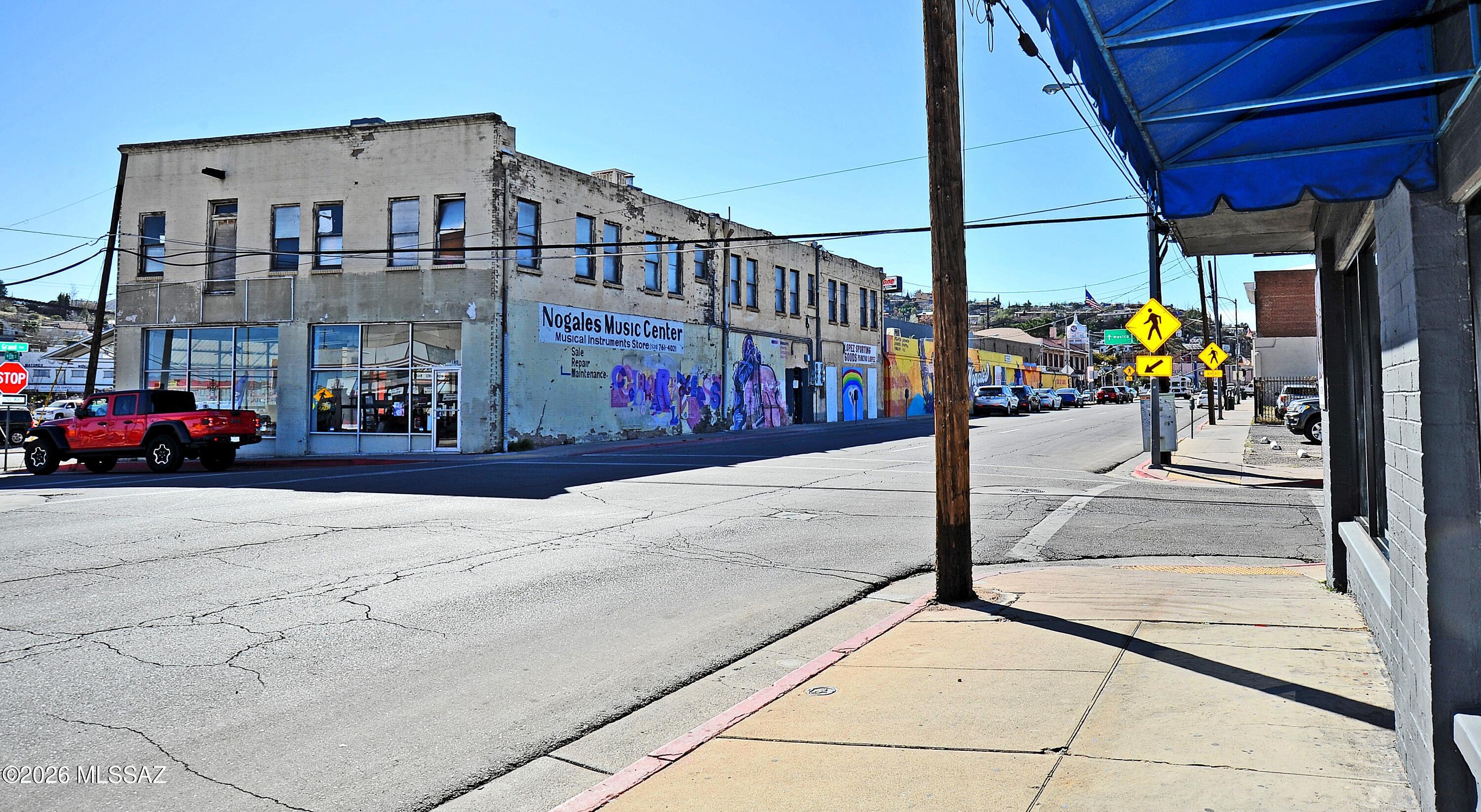 Main image without alt text