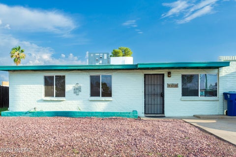 Photo of 6730 E Hawk Drive, Tucson, AZ 85730 (MLS # 22622938)