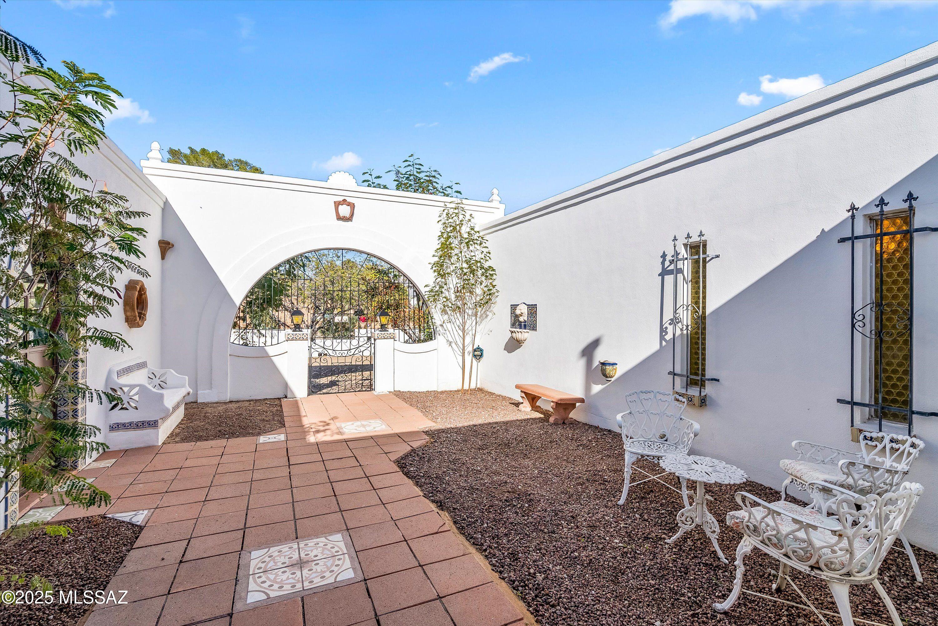 2302 E Mitchell Street