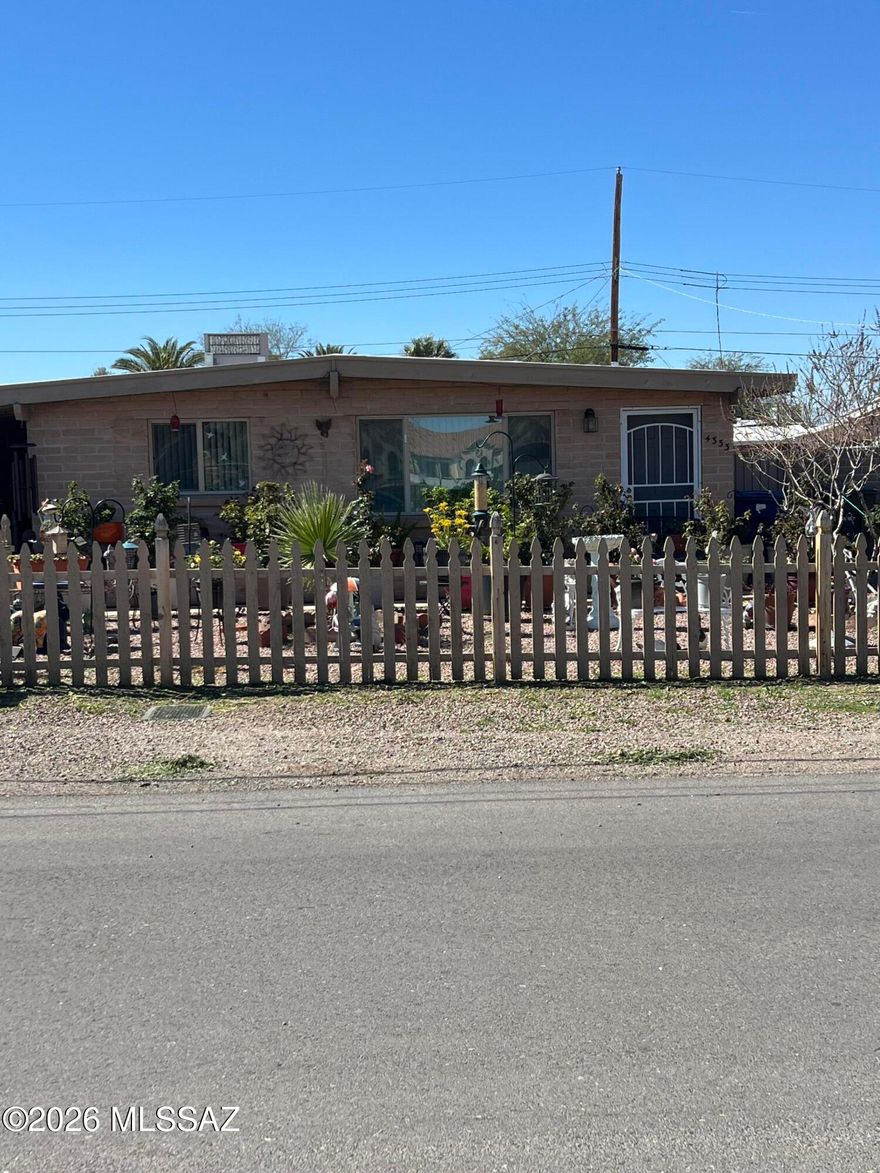 This lovely three-bedroom, two-bathroom house has a large backyard and no carpet. A modern open kitchen, large living space, double carport, modernized bathrooms, and tile floors! Shopping, transit service, and the Tucson Mall are all nearby!  The front yard's picket fence enhances the curb appeal. Gorgeous views of the mountains as well! Across the street from the family park in Limberlost!