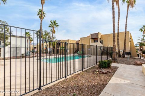 Photo of 1620 N Wilmot Road #UNIT D271, Tucson, AZ 85712 (MLS # 22602916)